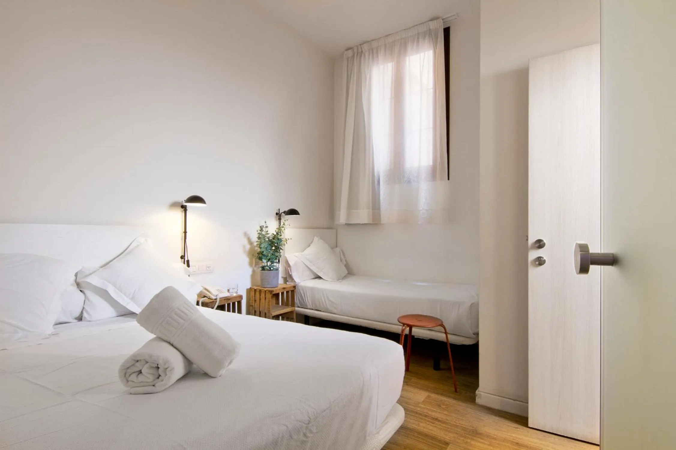 Photo of the whole room, Bed in Som Nit Born