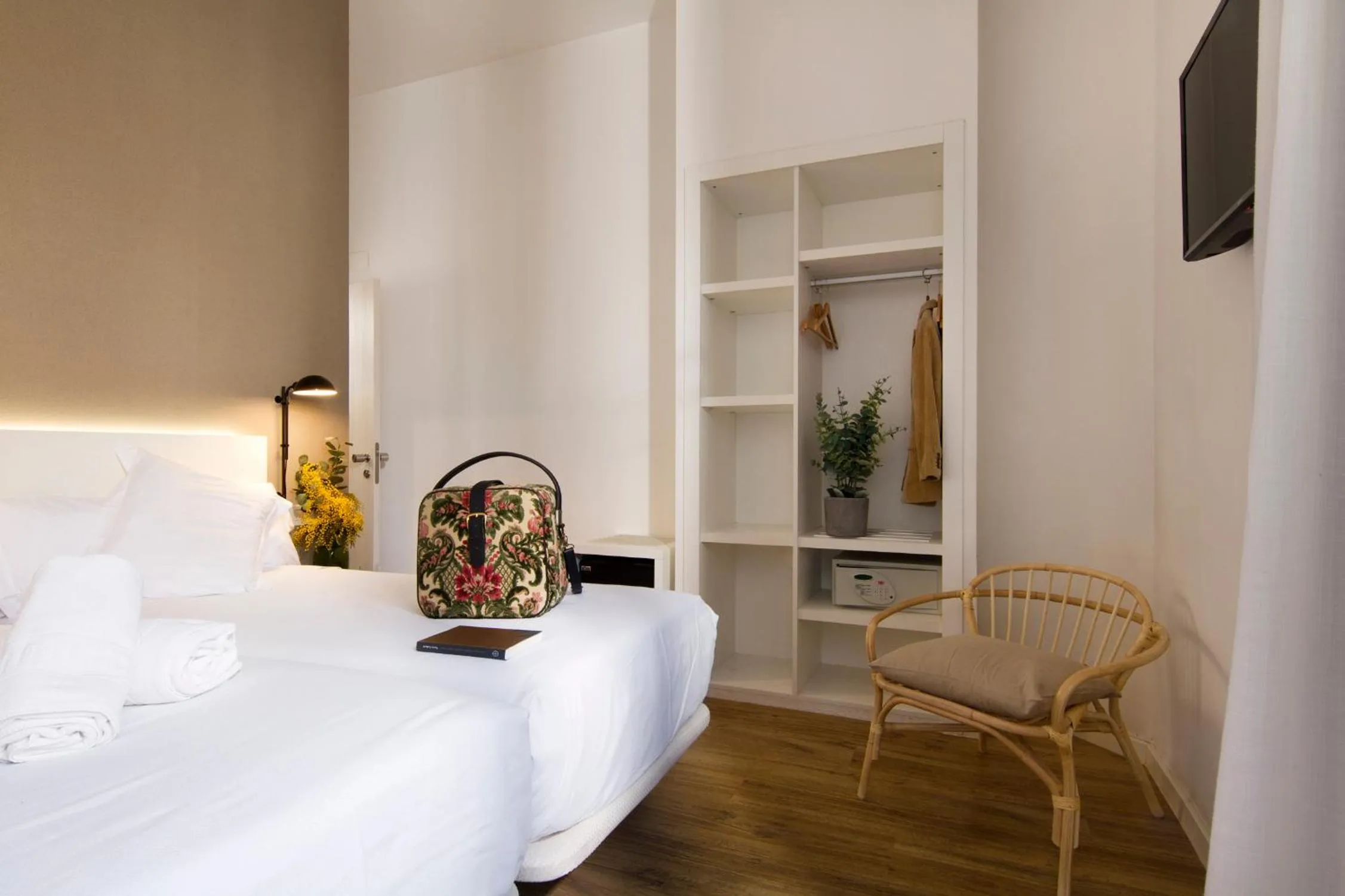 Photo of the whole room, Bed in Som Nit Born