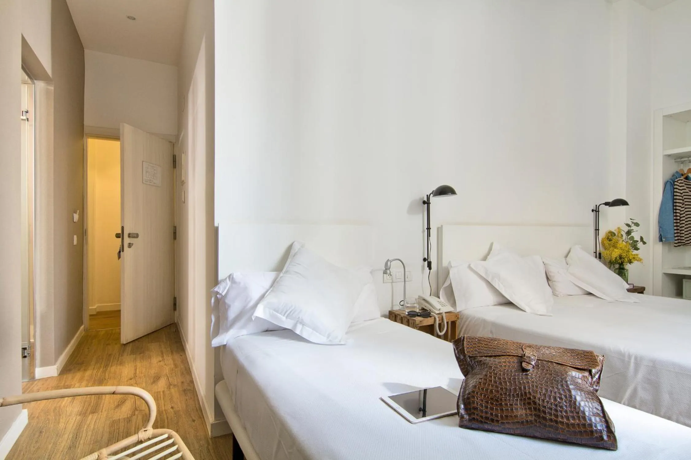 Photo of the whole room, Bed in Som Nit Born