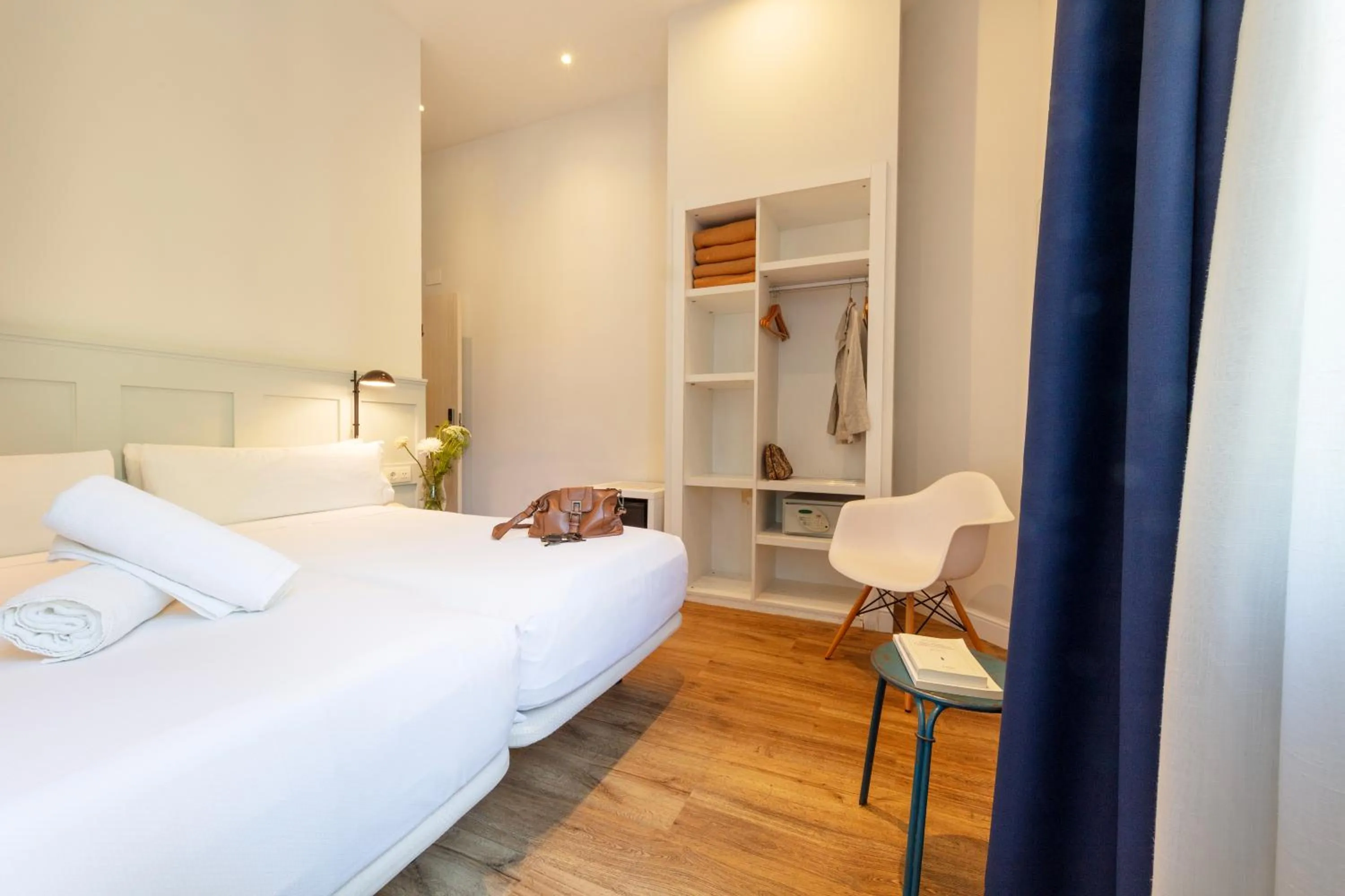 Photo of the whole room, Bed in Som Nit Born