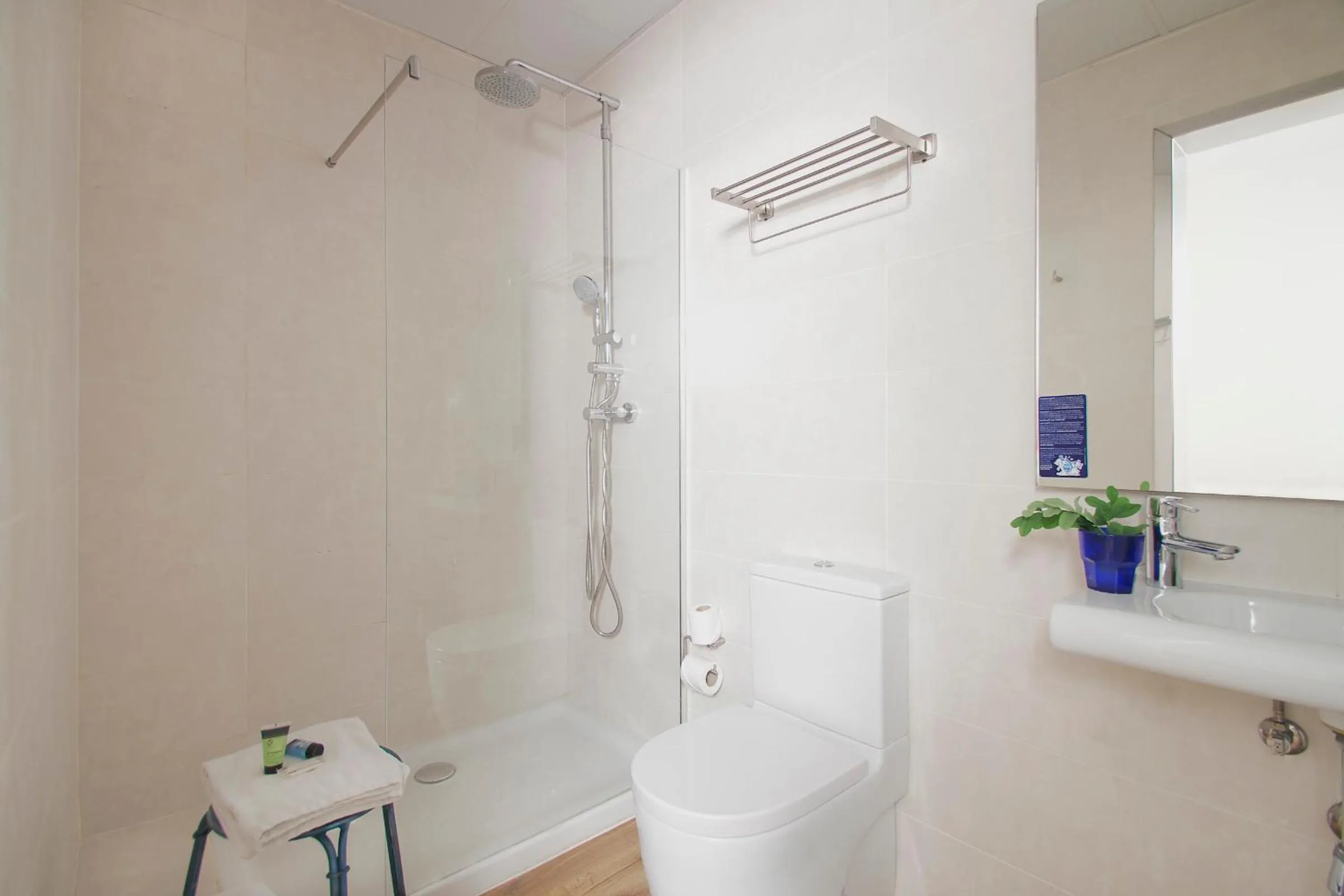 Shower in Som Nit Born