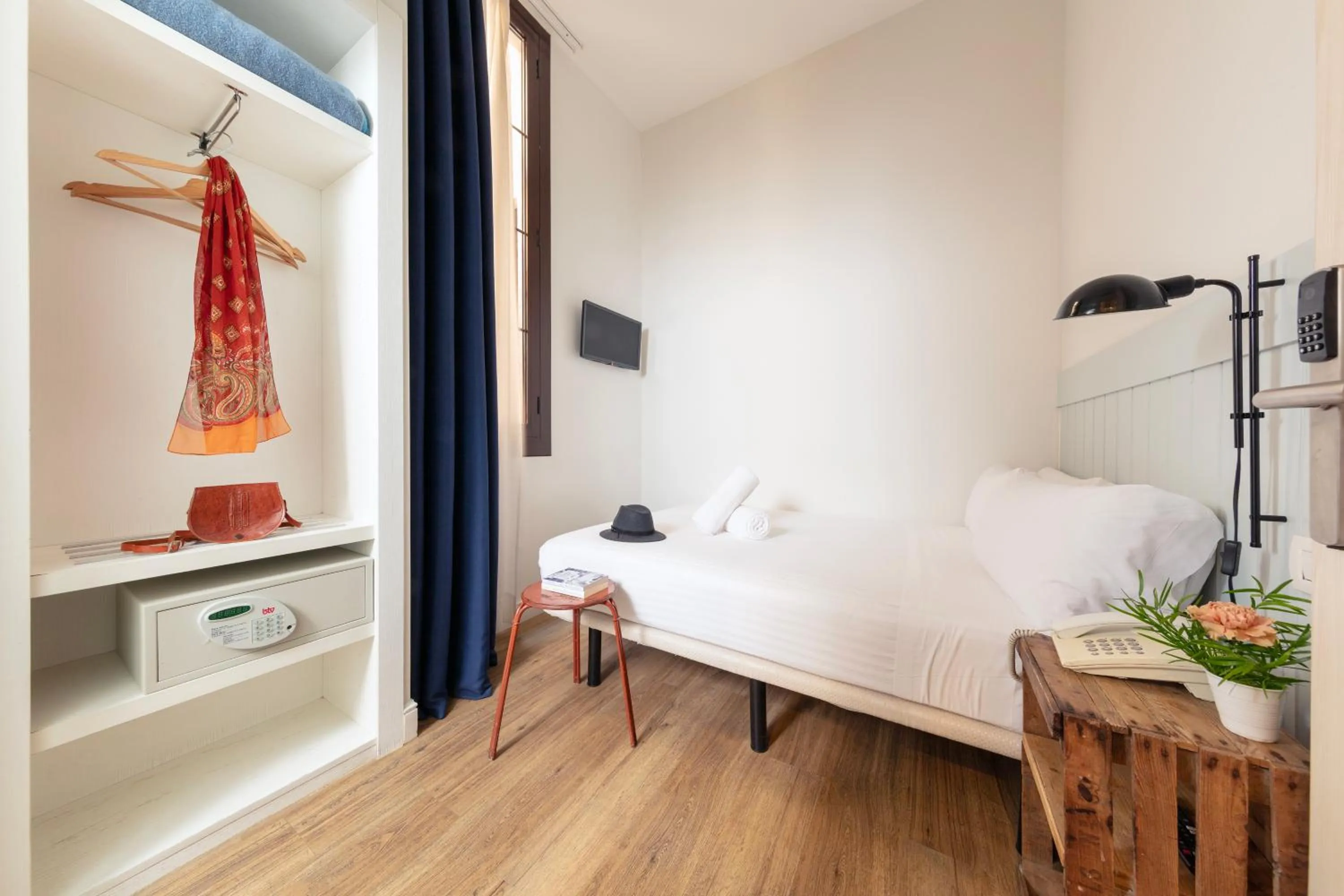 Photo of the whole room, Bed in Som Nit Born