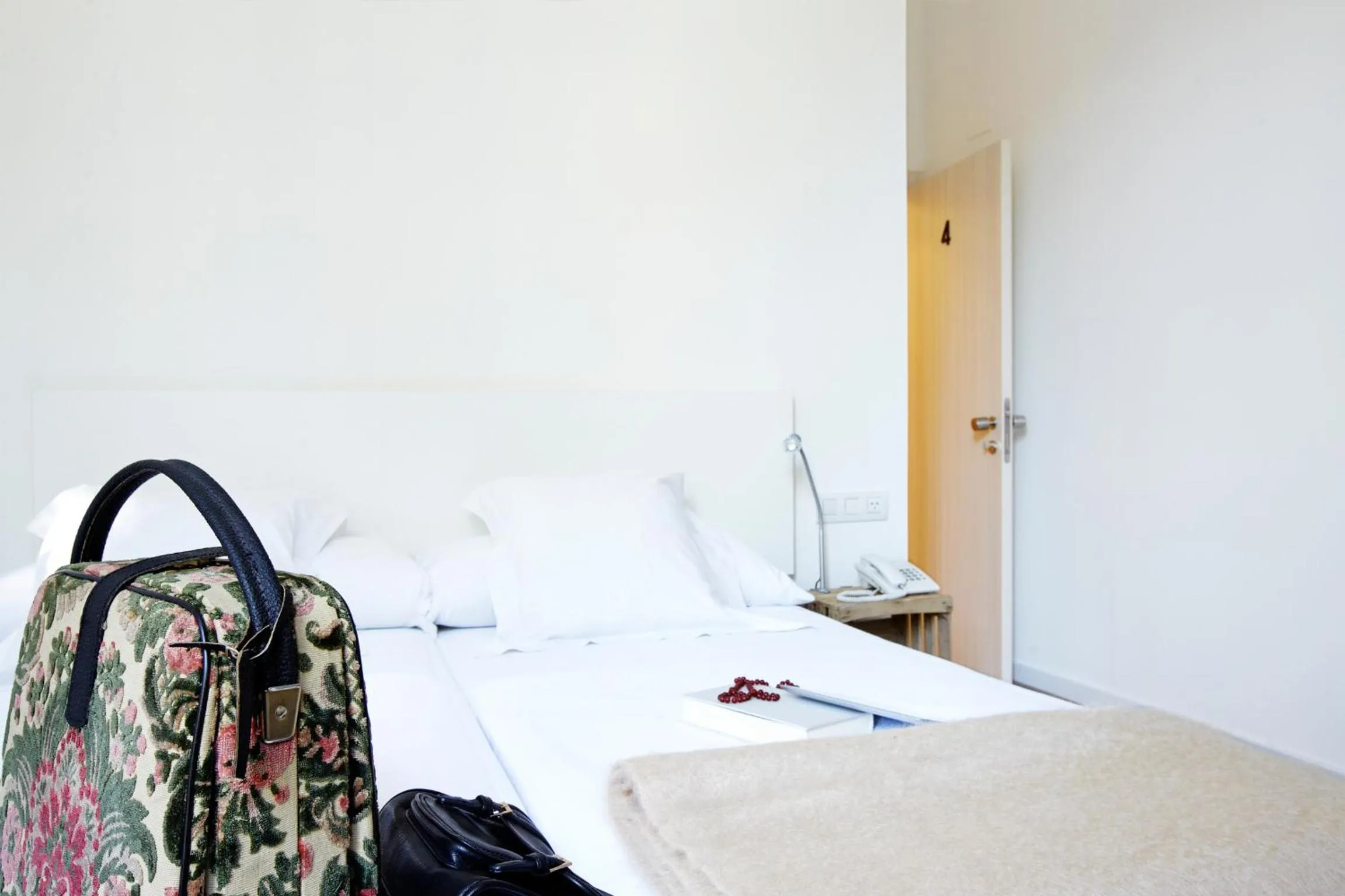 Photo of the whole room, Bed in Som Nit Born