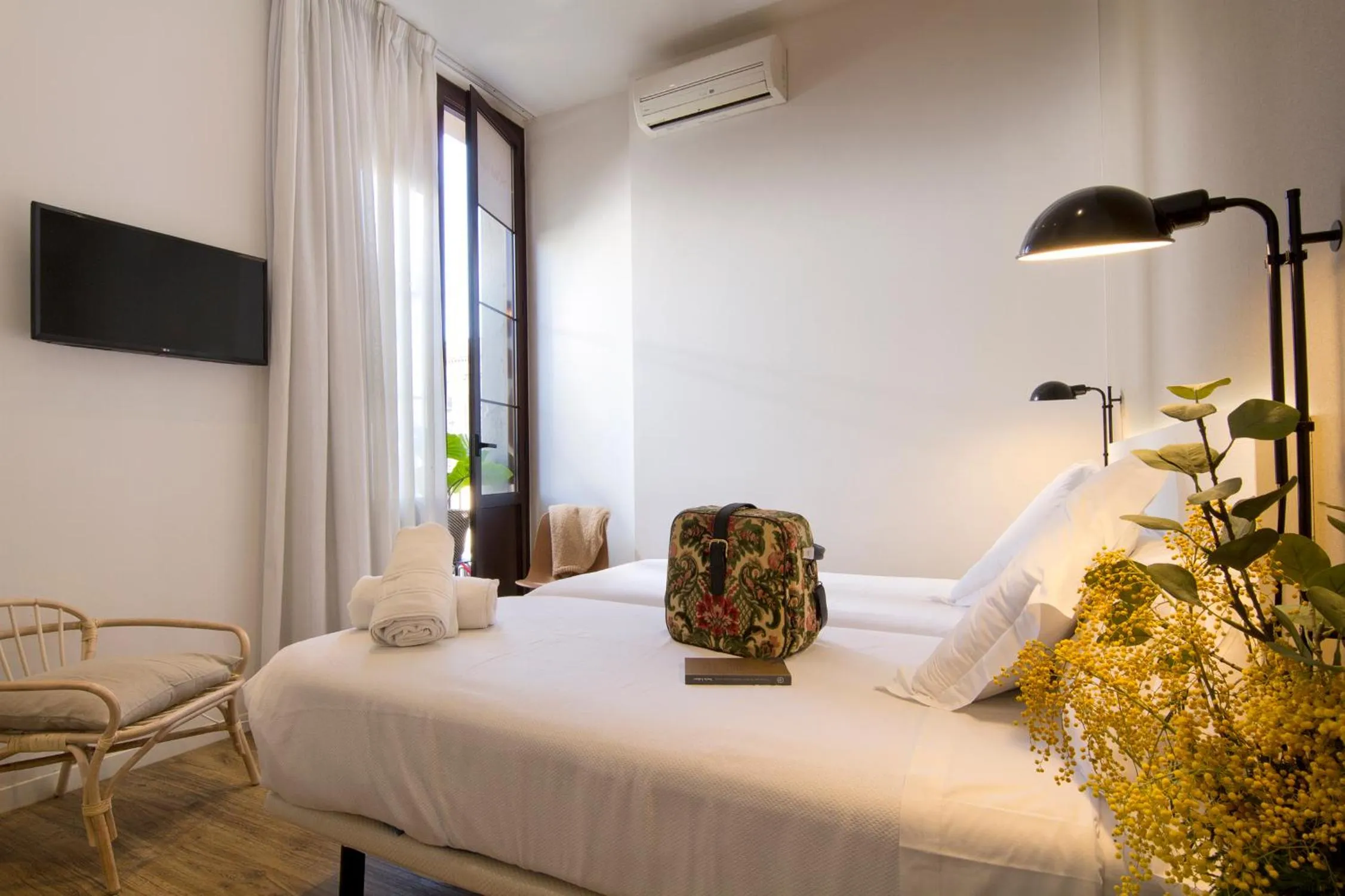 Photo of the whole room, Bed in Som Nit Born