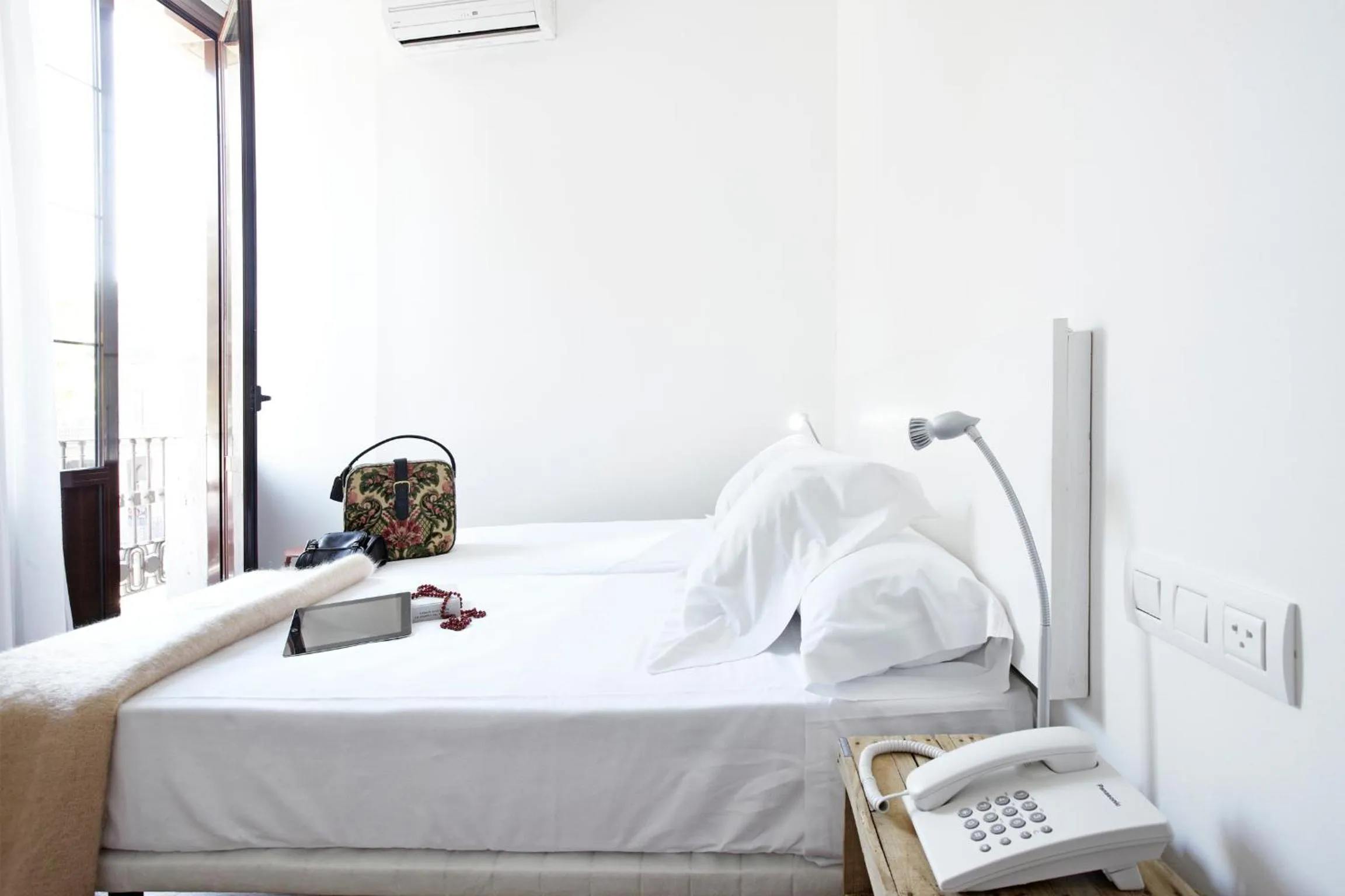 Photo of the whole room, Bed in Som Nit Born