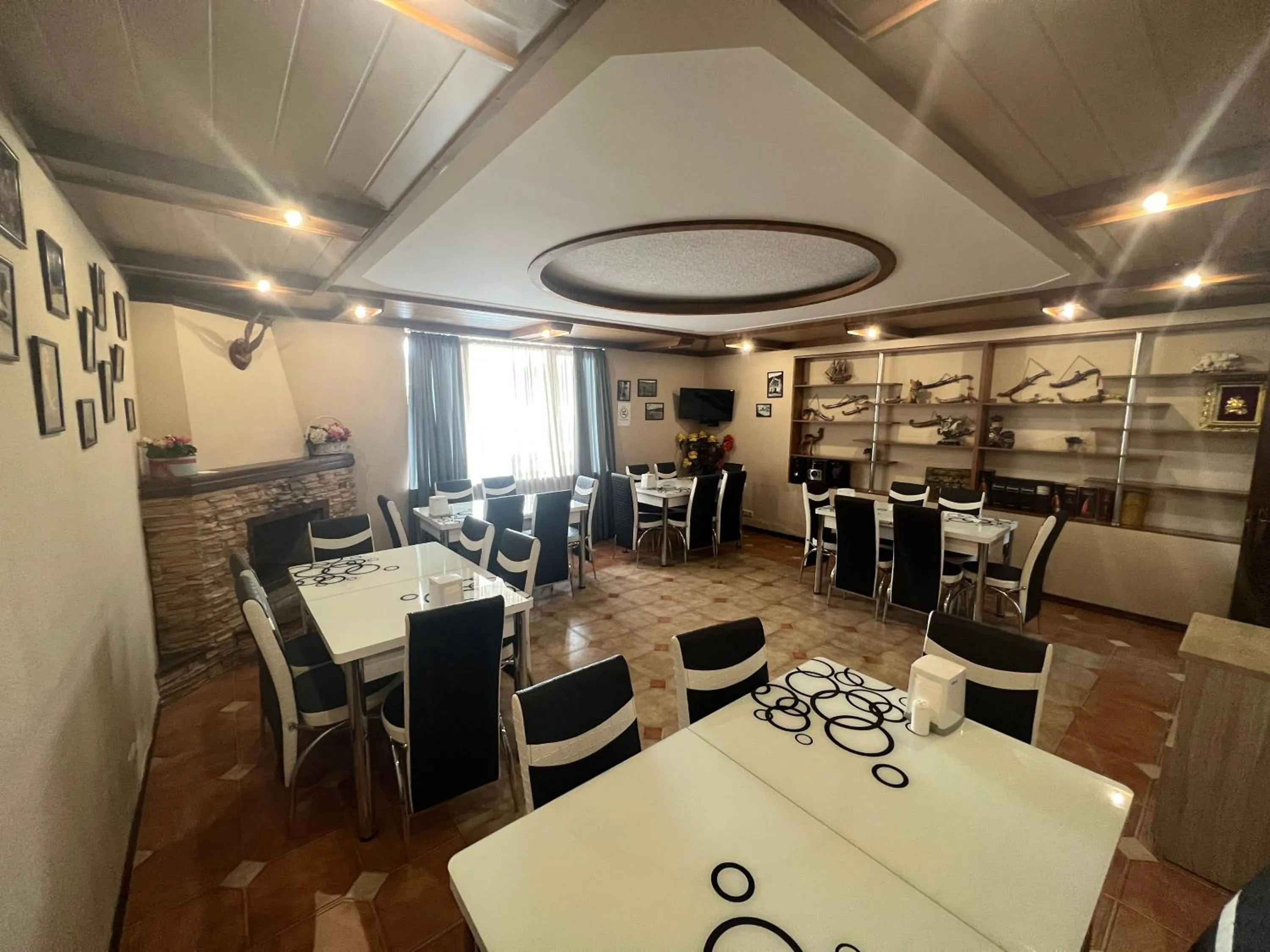 Restaurant/places to eat in Hotel RichI G A