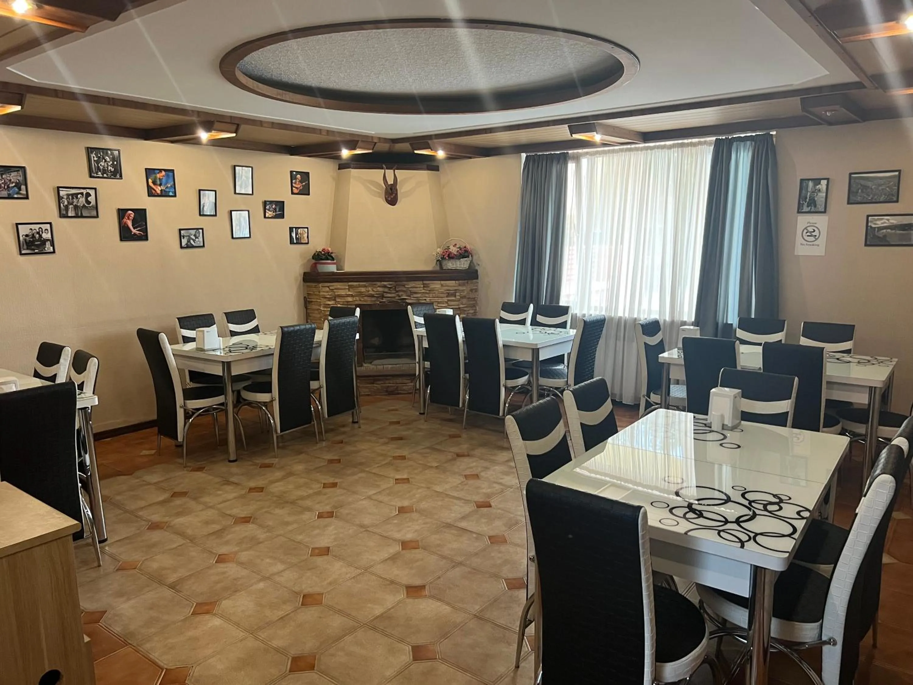 Restaurant/places to eat in Hotel RichI G A