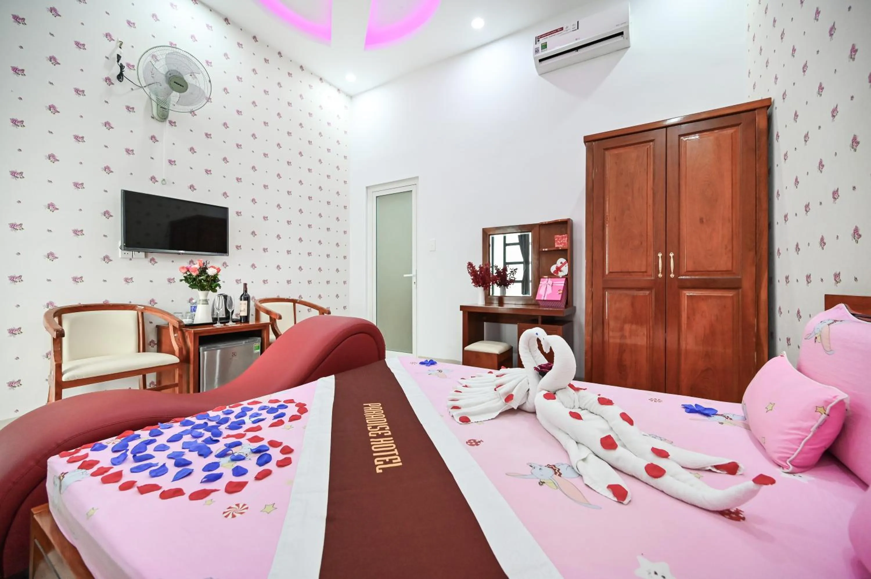 Bed in Paradise Hotel