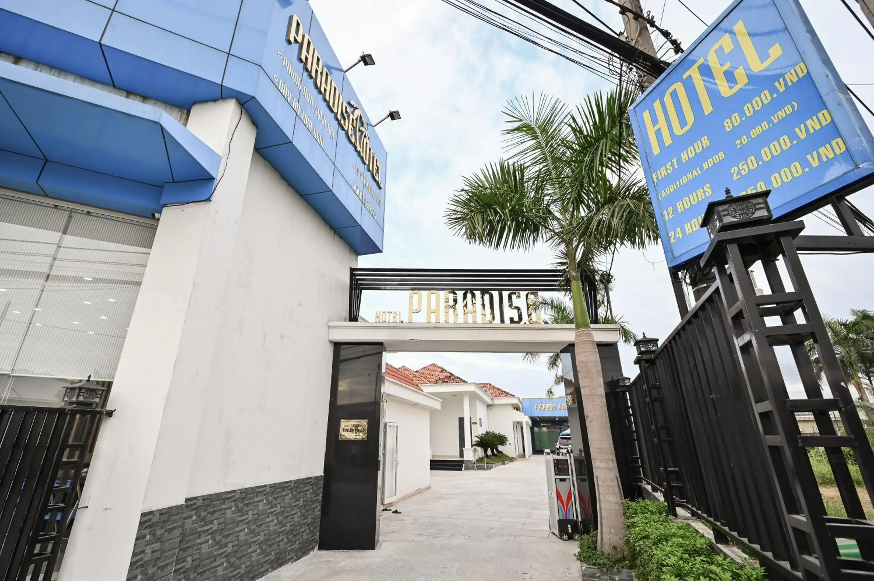 Property building in Paradise Hotel Property building in Paradise Hotel