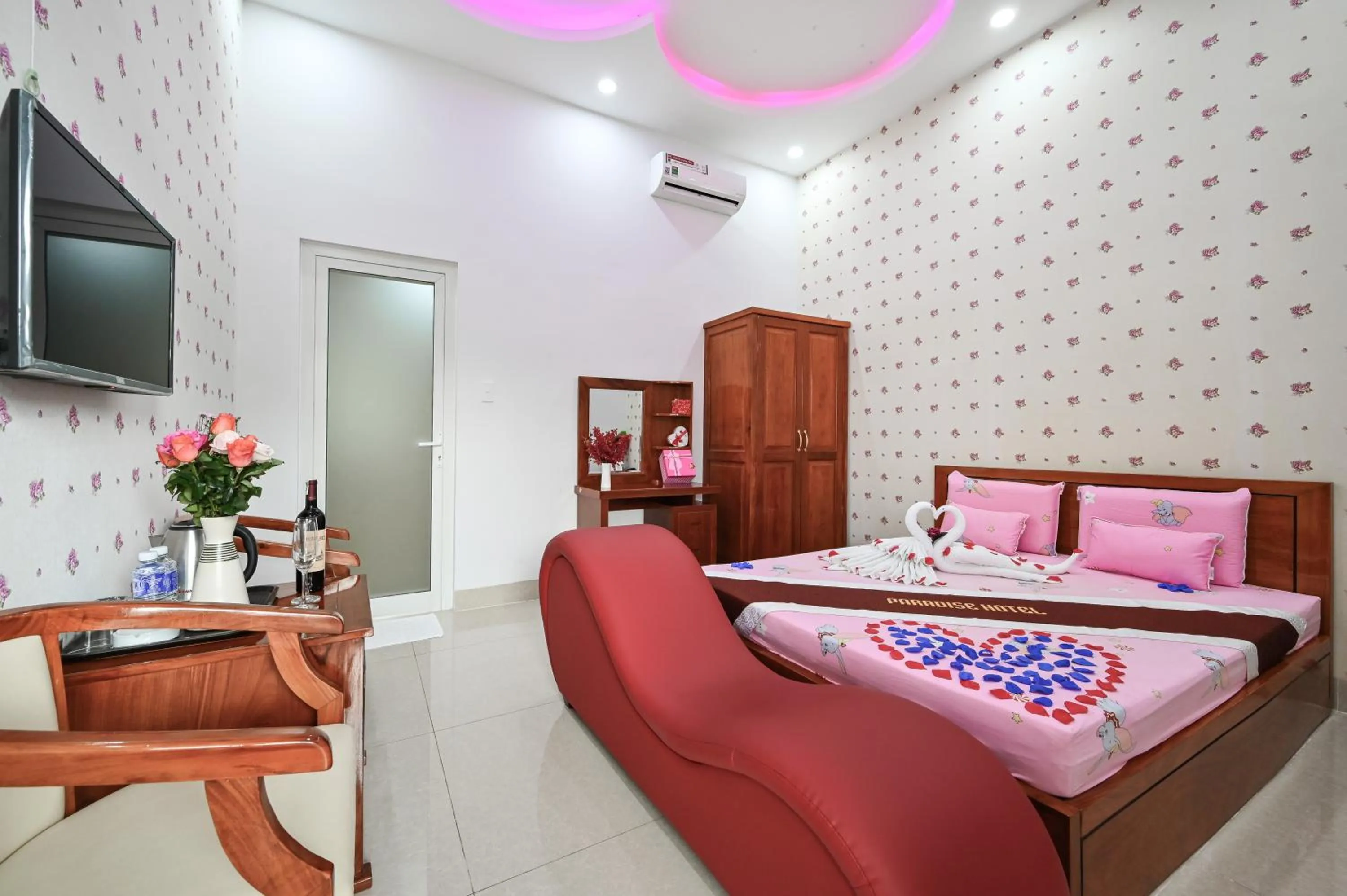 Bed in Paradise Hotel