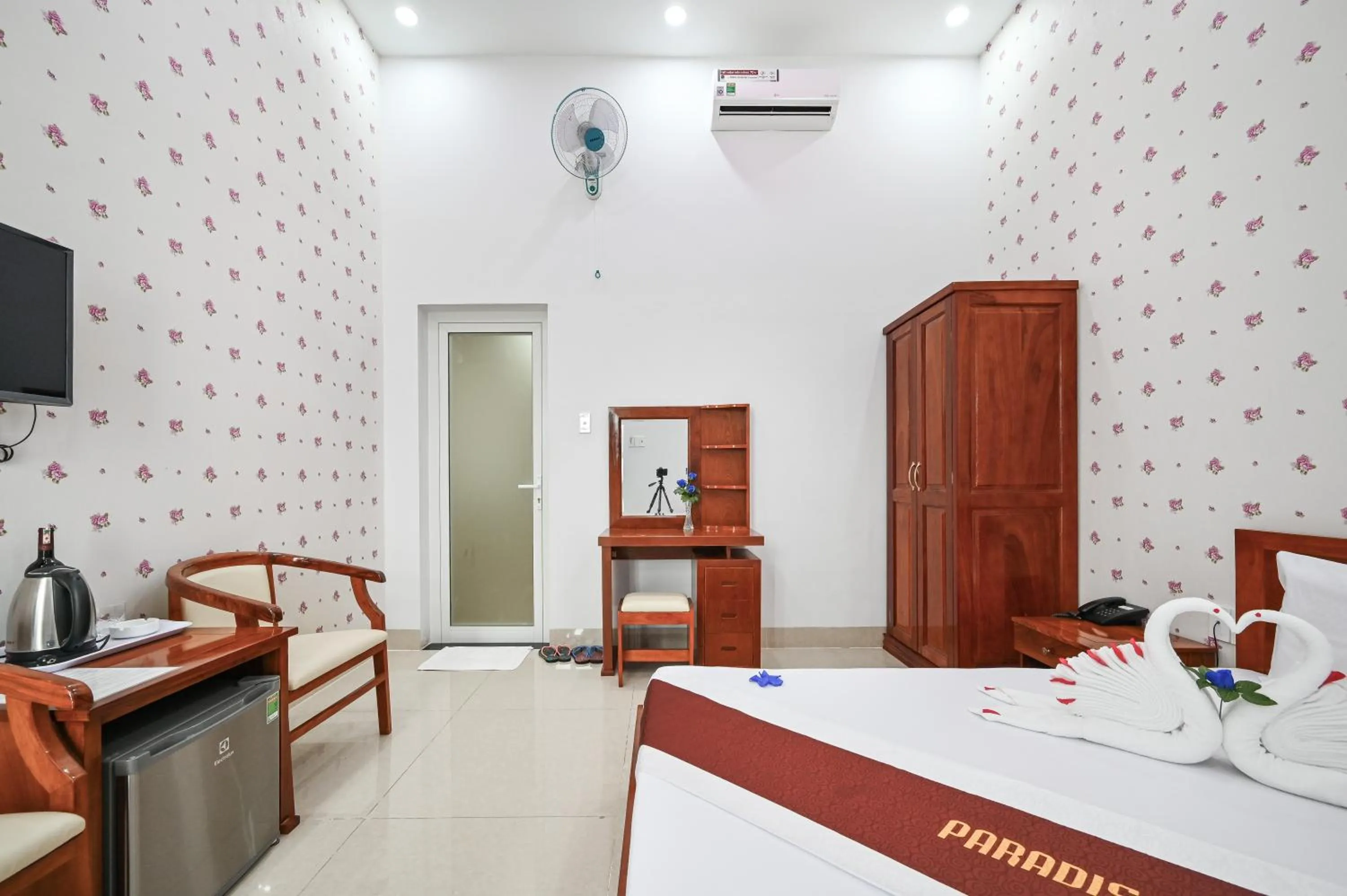 Bed in Paradise Hotel