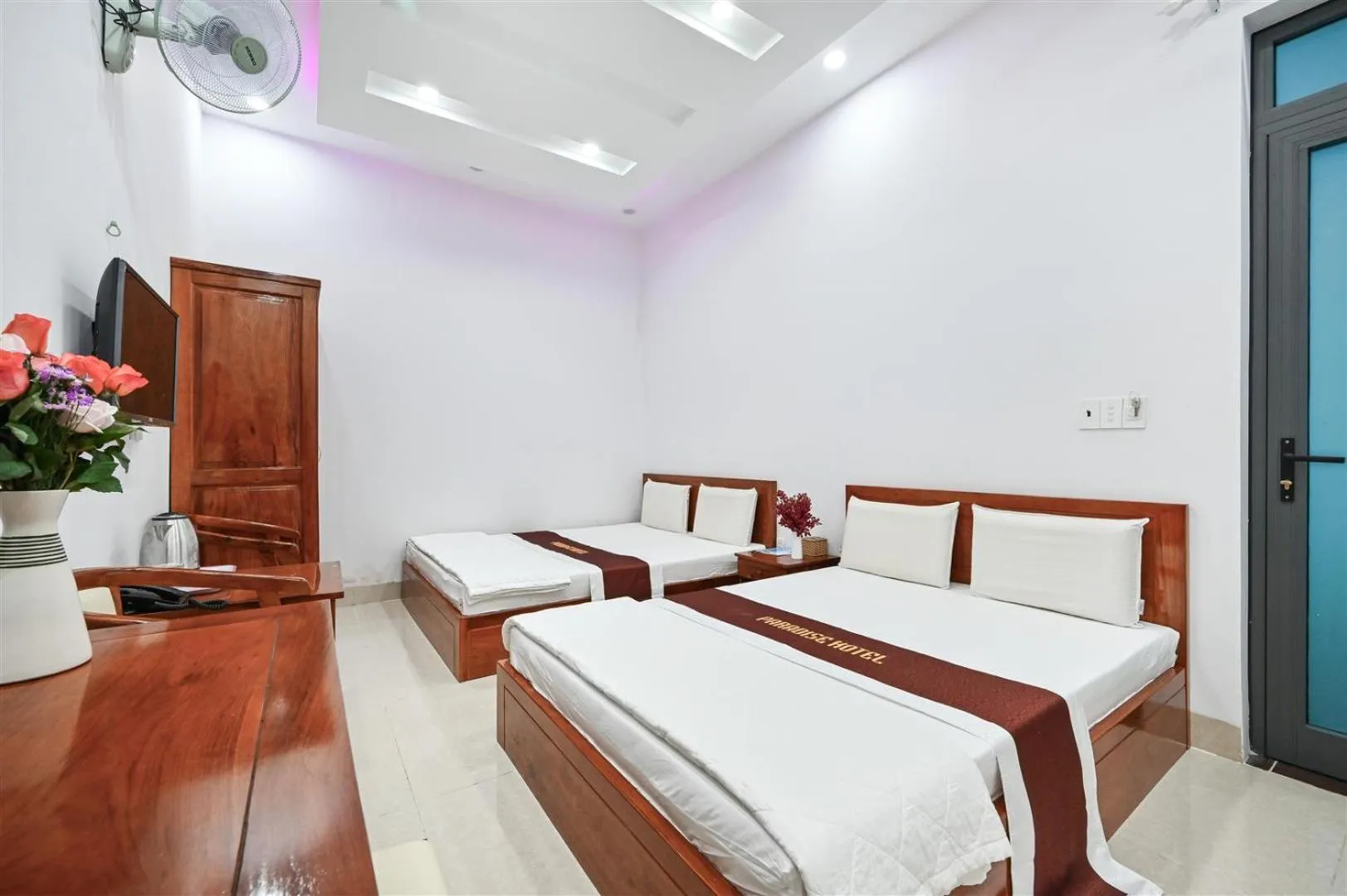 Bed in Paradise Hotel