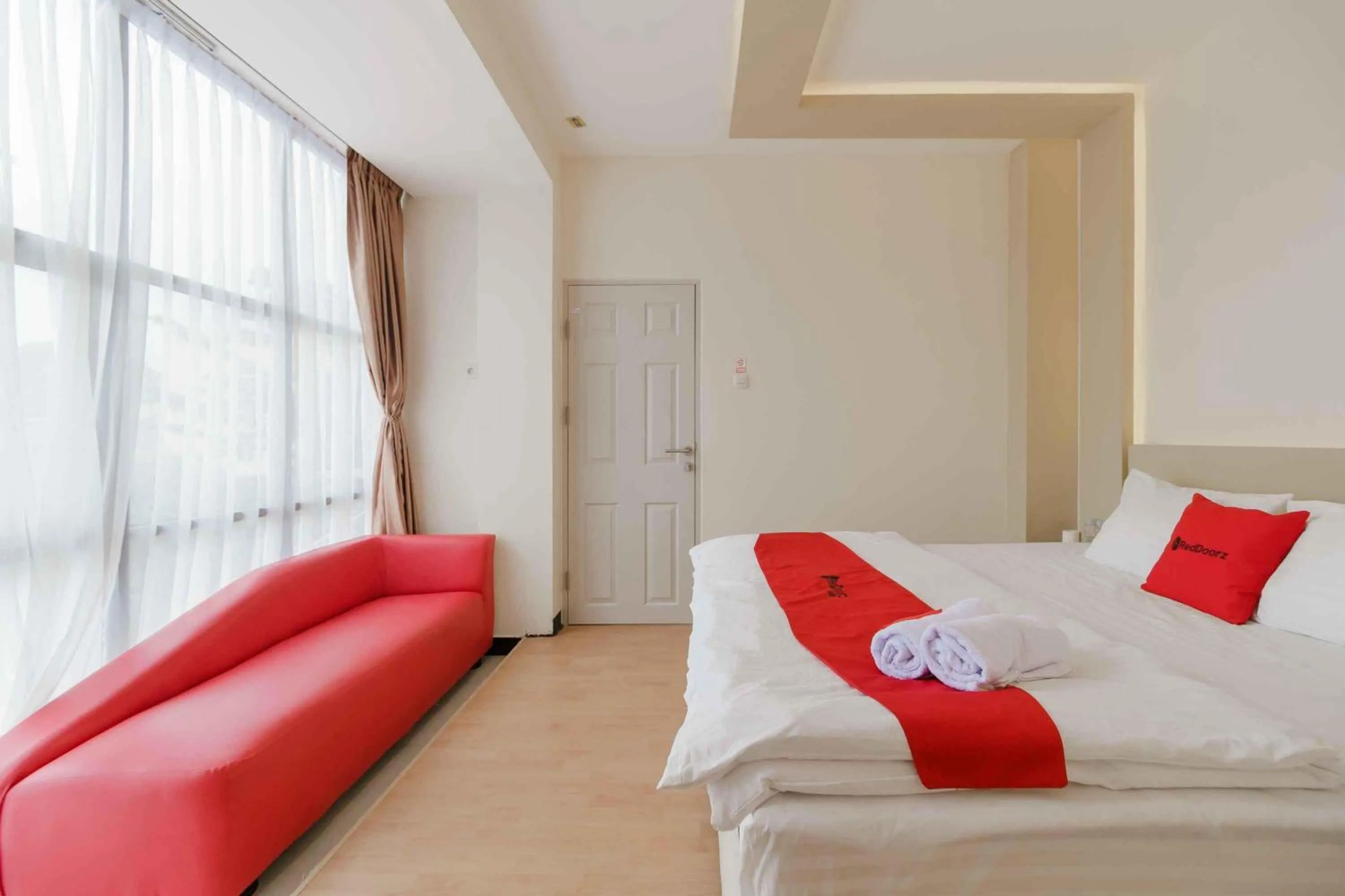 Bedroom, Bed in RedDoorz Plus near Millenium ICT Centre Medan 2