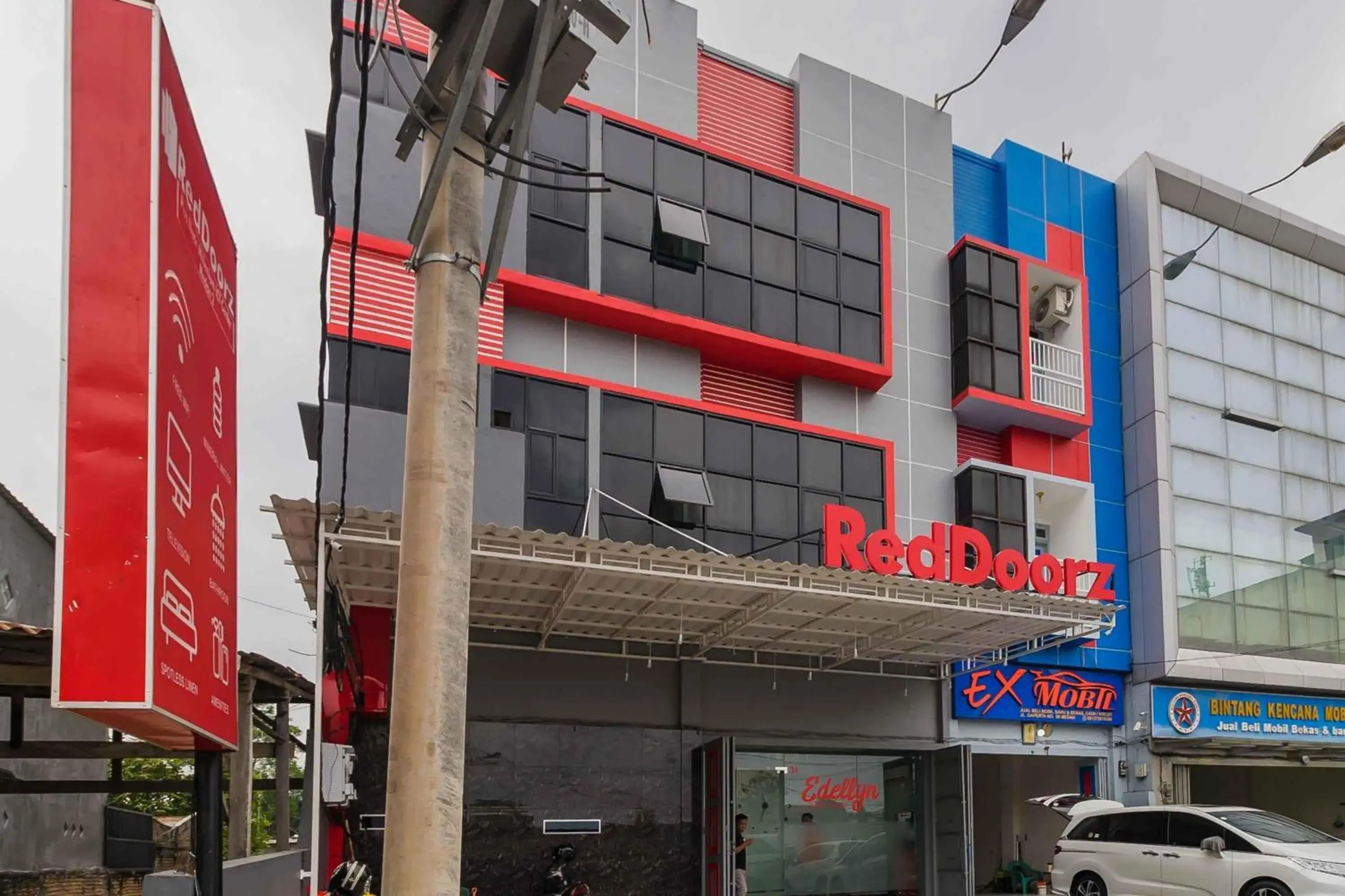 Facade/entrance in RedDoorz Plus near Millenium ICT Centre Medan 2 Facade/entrance in RedDoorz Plus near Millenium ICT Centre Medan 2