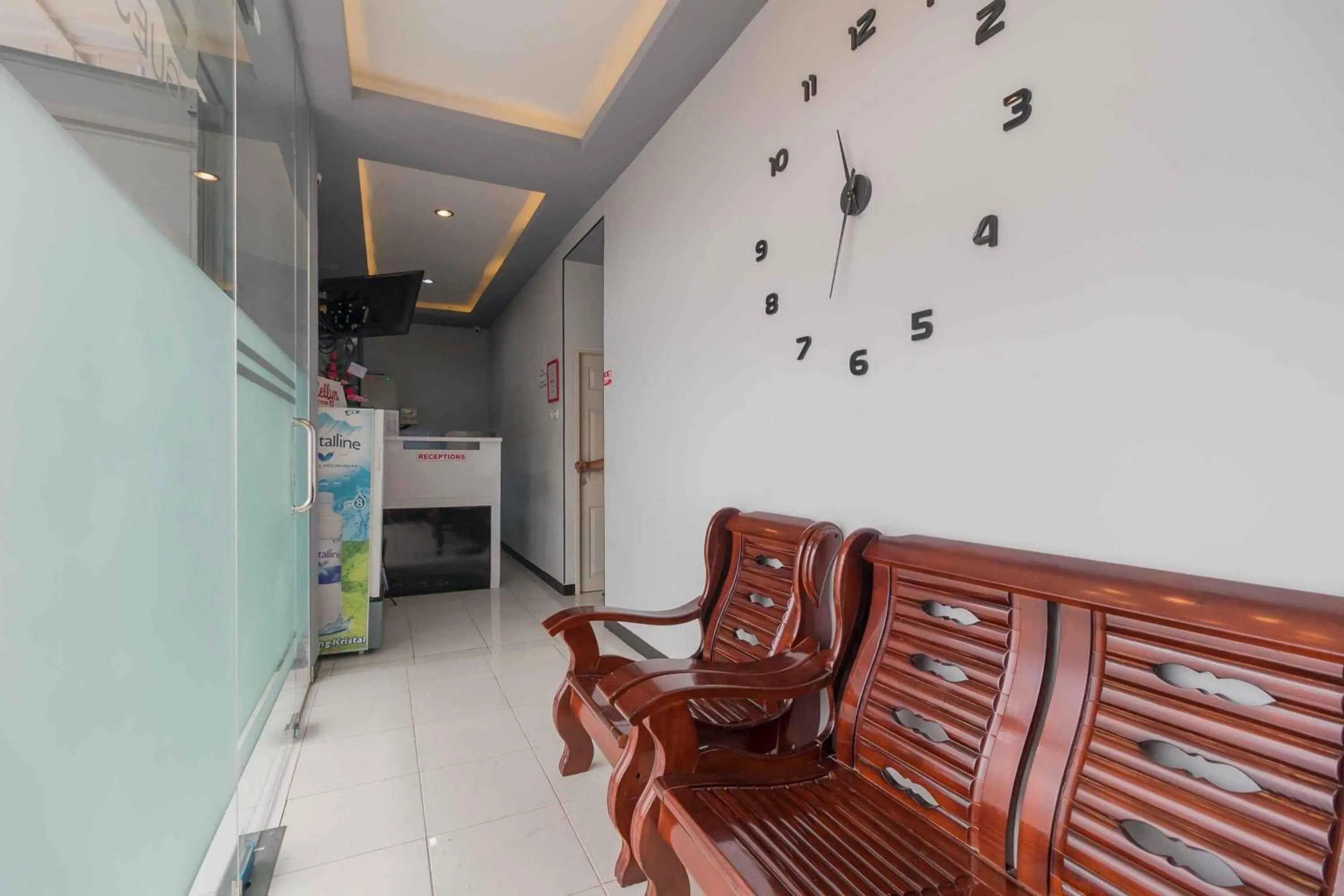 Seating area in RedDoorz Plus near Millenium ICT Centre Medan 2