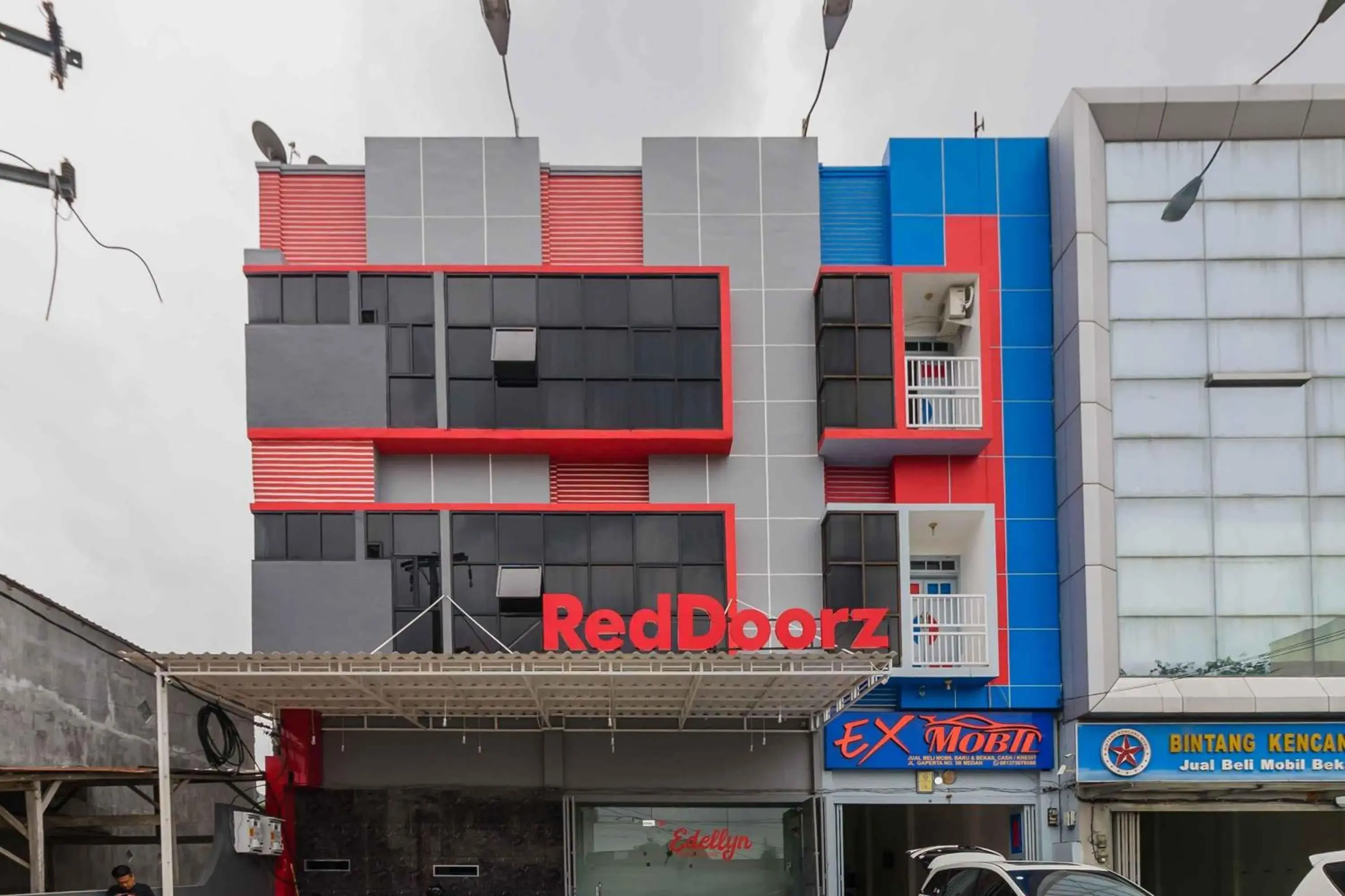 Facade/entrance in RedDoorz Plus near Millenium ICT Centre Medan 2 Facade/entrance in RedDoorz Plus near Millenium ICT Centre Medan 2
