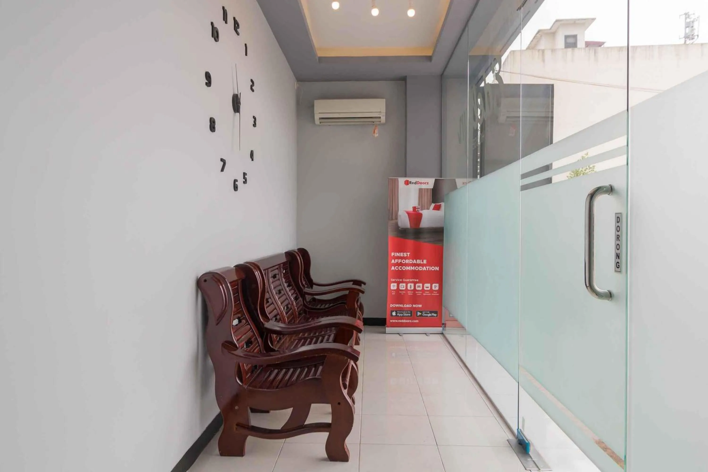 Seating area in RedDoorz Plus near Millenium ICT Centre Medan 2