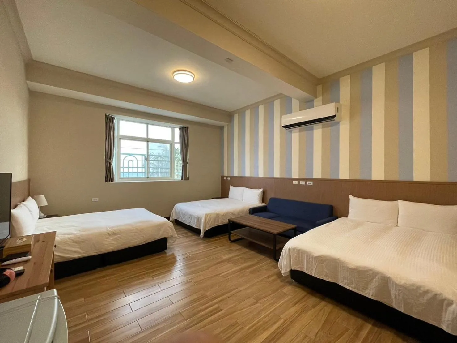 Photo of the whole room, Bed in Loju sunrise inn