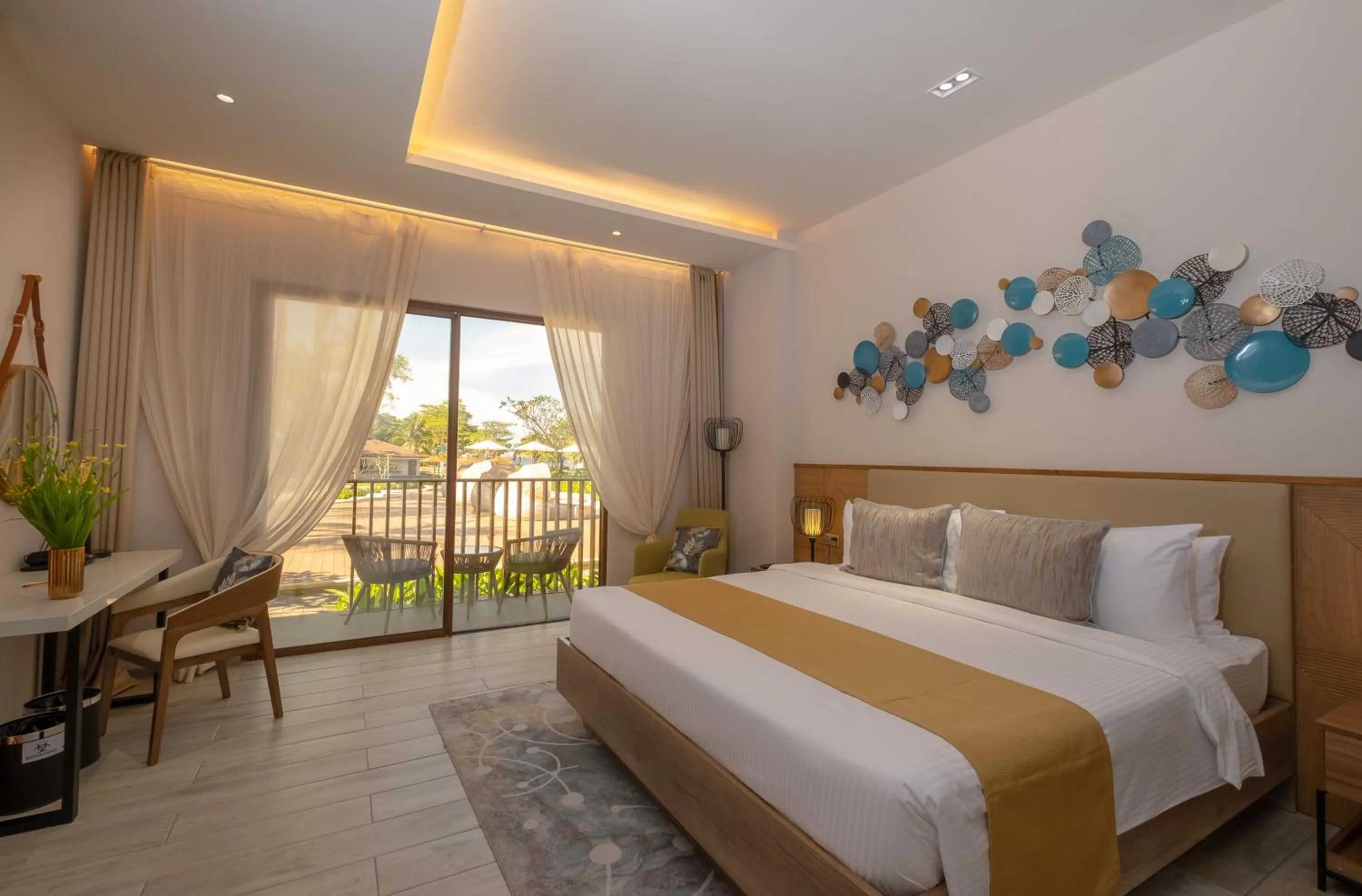 Pool view, Bed in Nouveau Resort