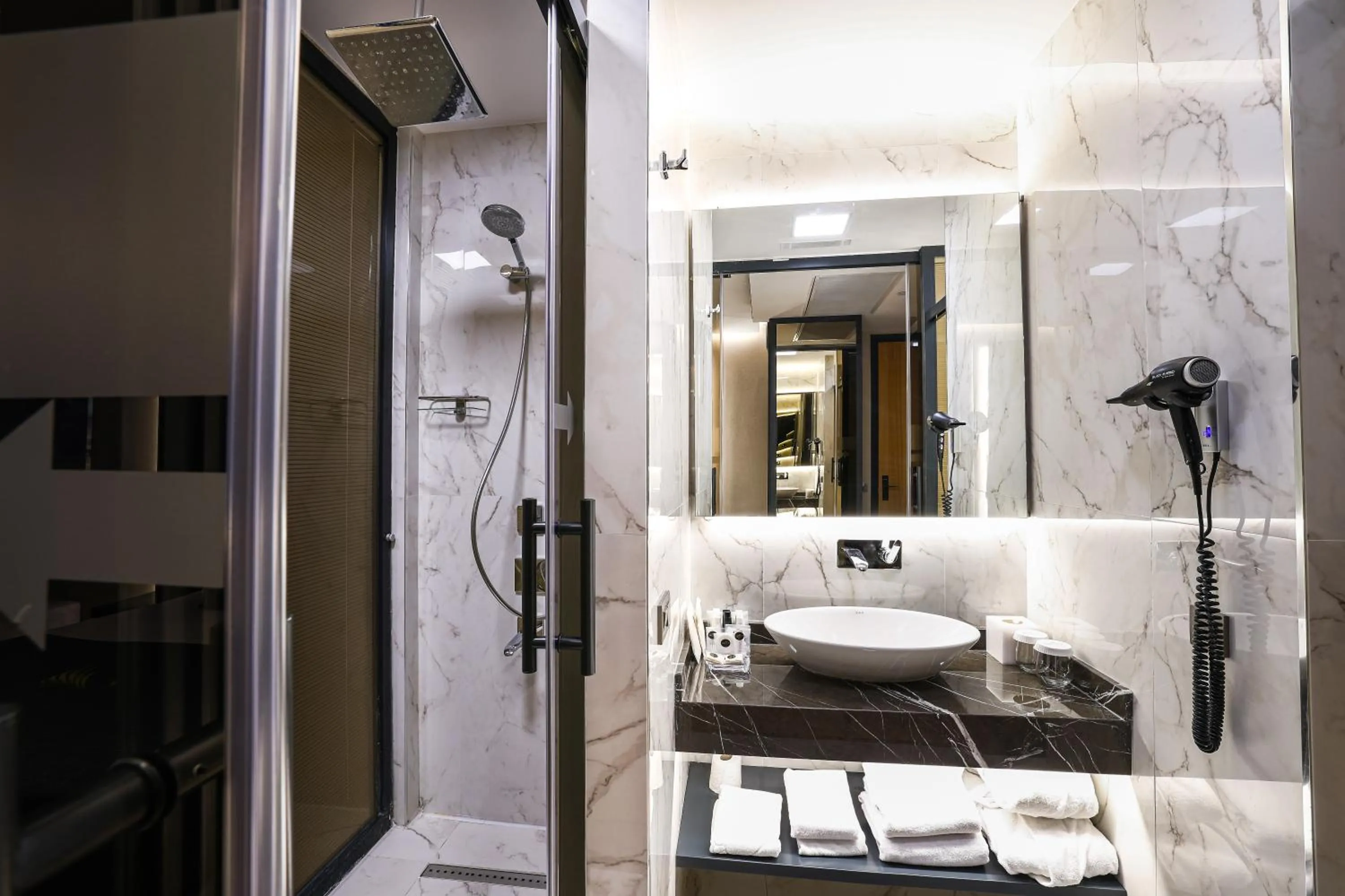 Bathroom in Broyt Hotel