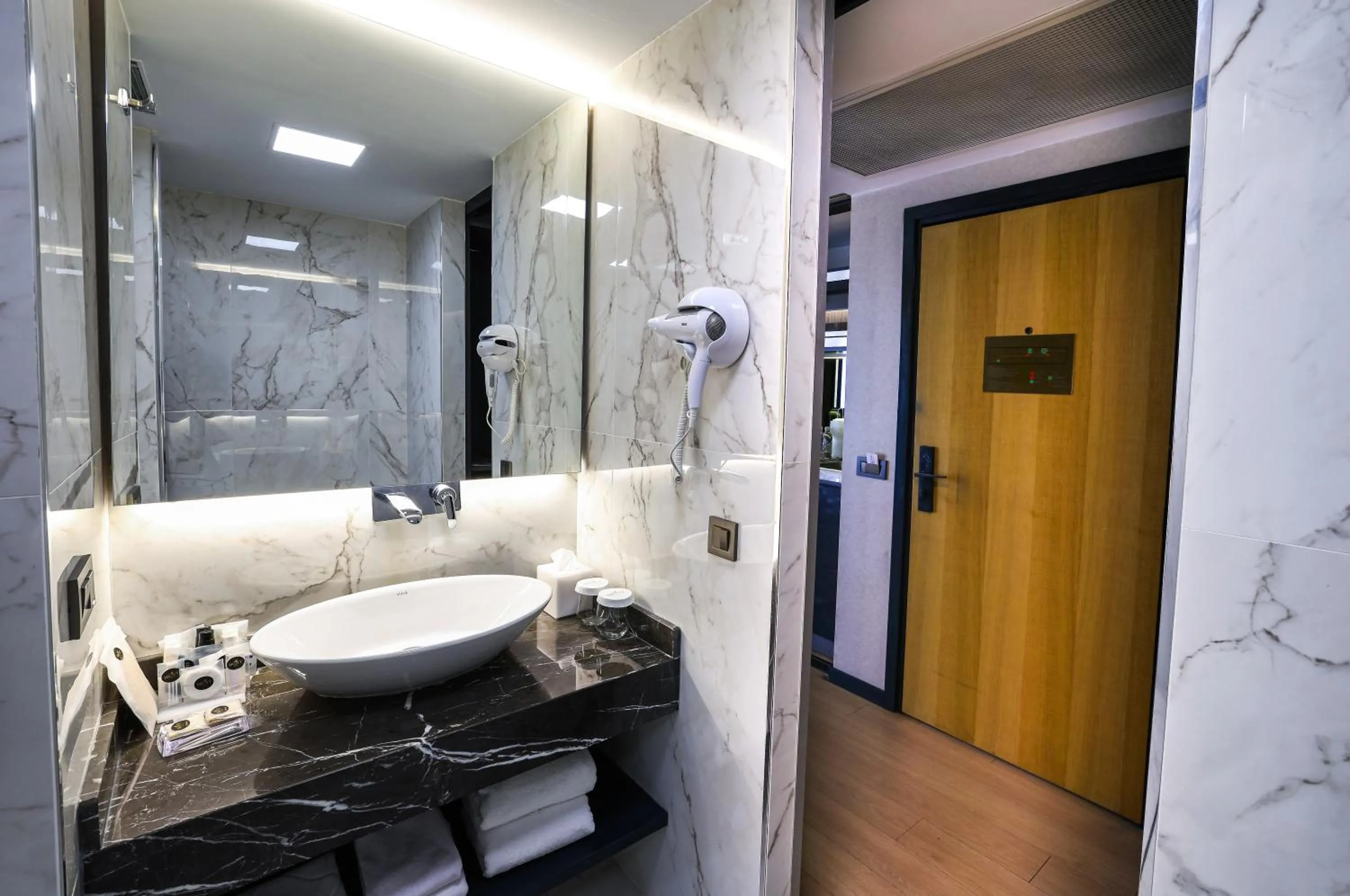 Bathroom in Broyt Hotel