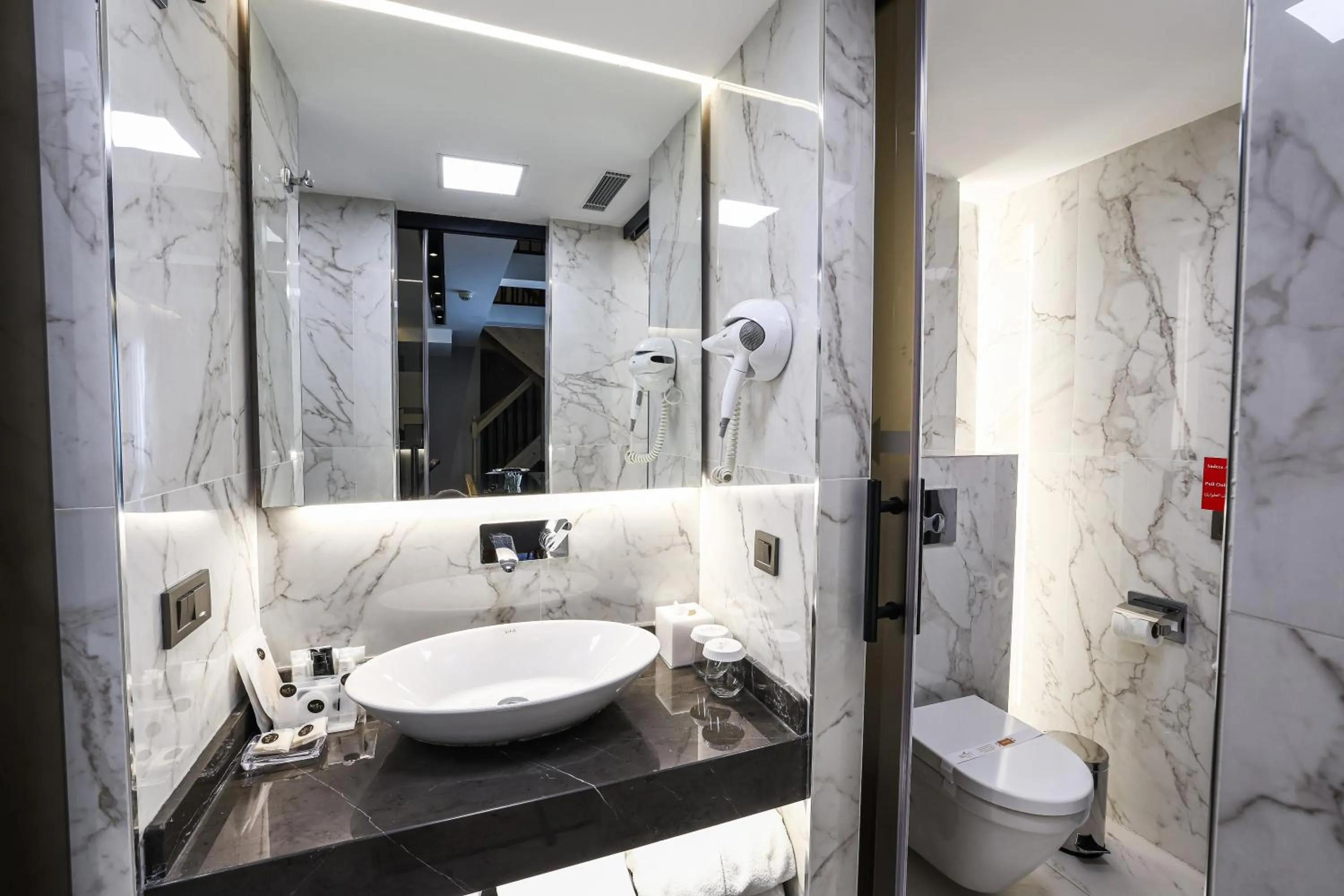 Toilet in Broyt Hotel