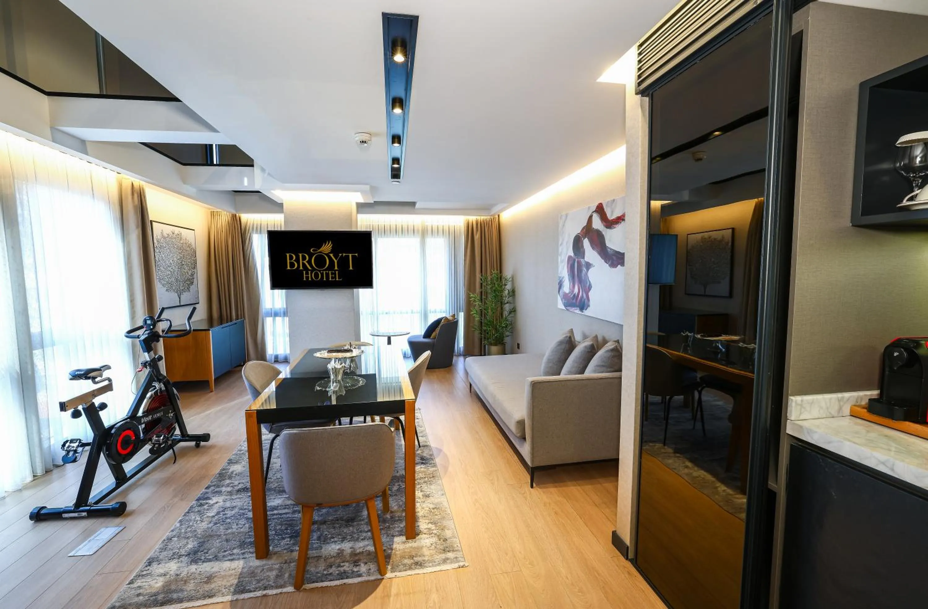 TV and multimedia in Broyt Hotel