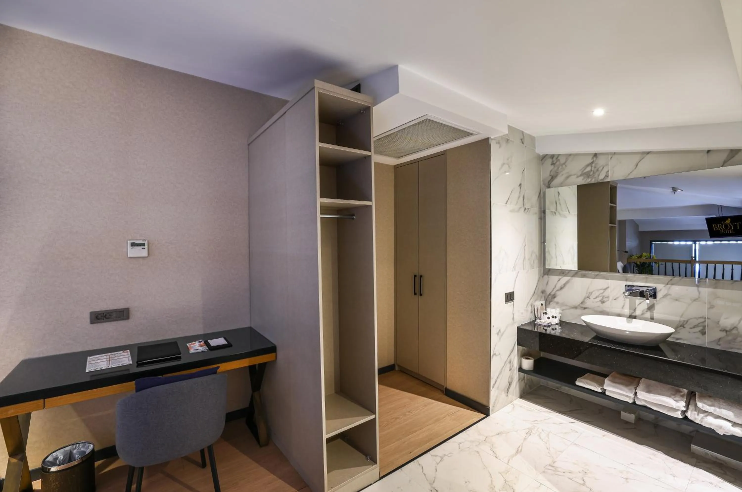 wardrobe in Broyt Hotel