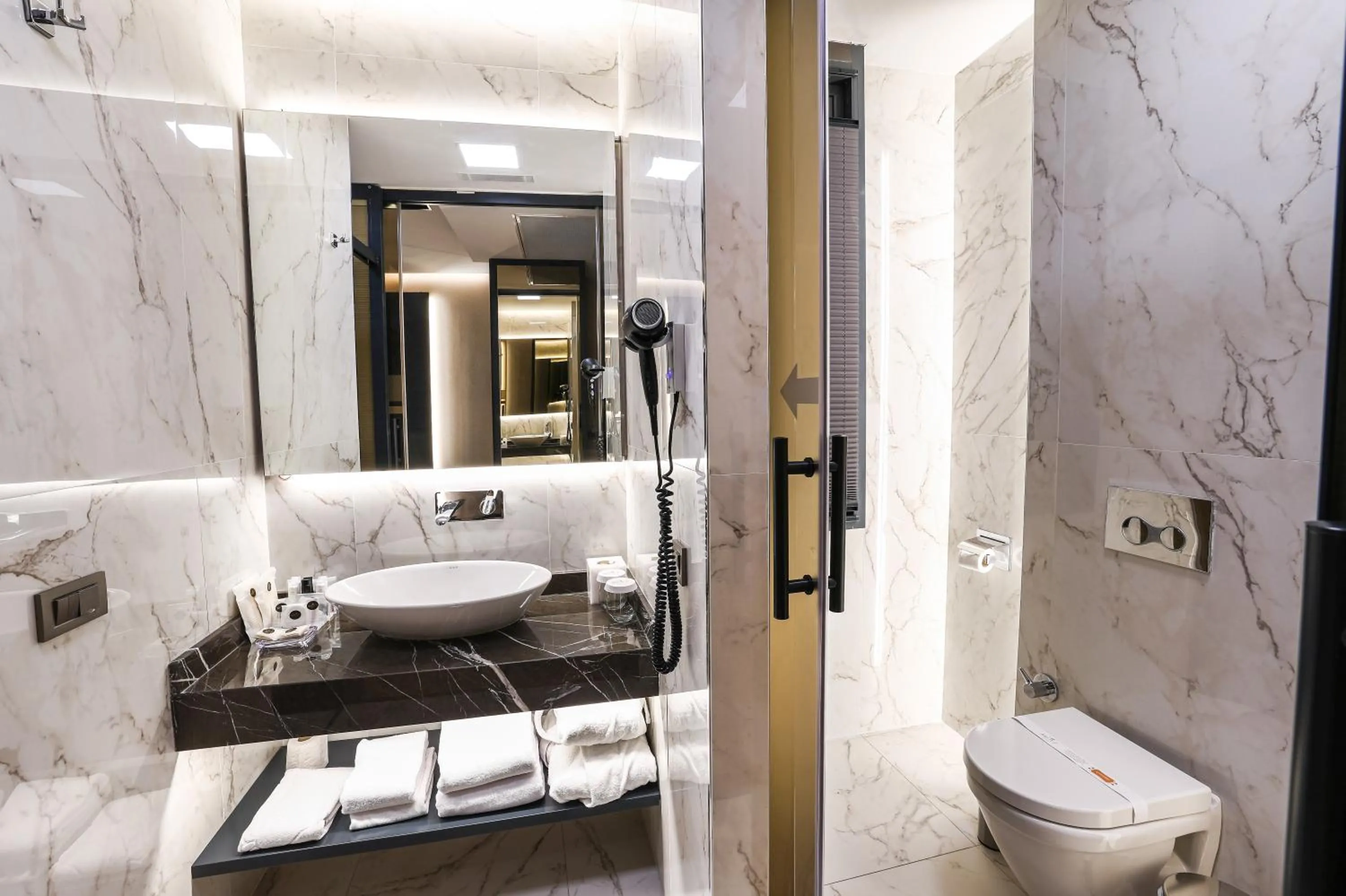 Toilet in Broyt Hotel