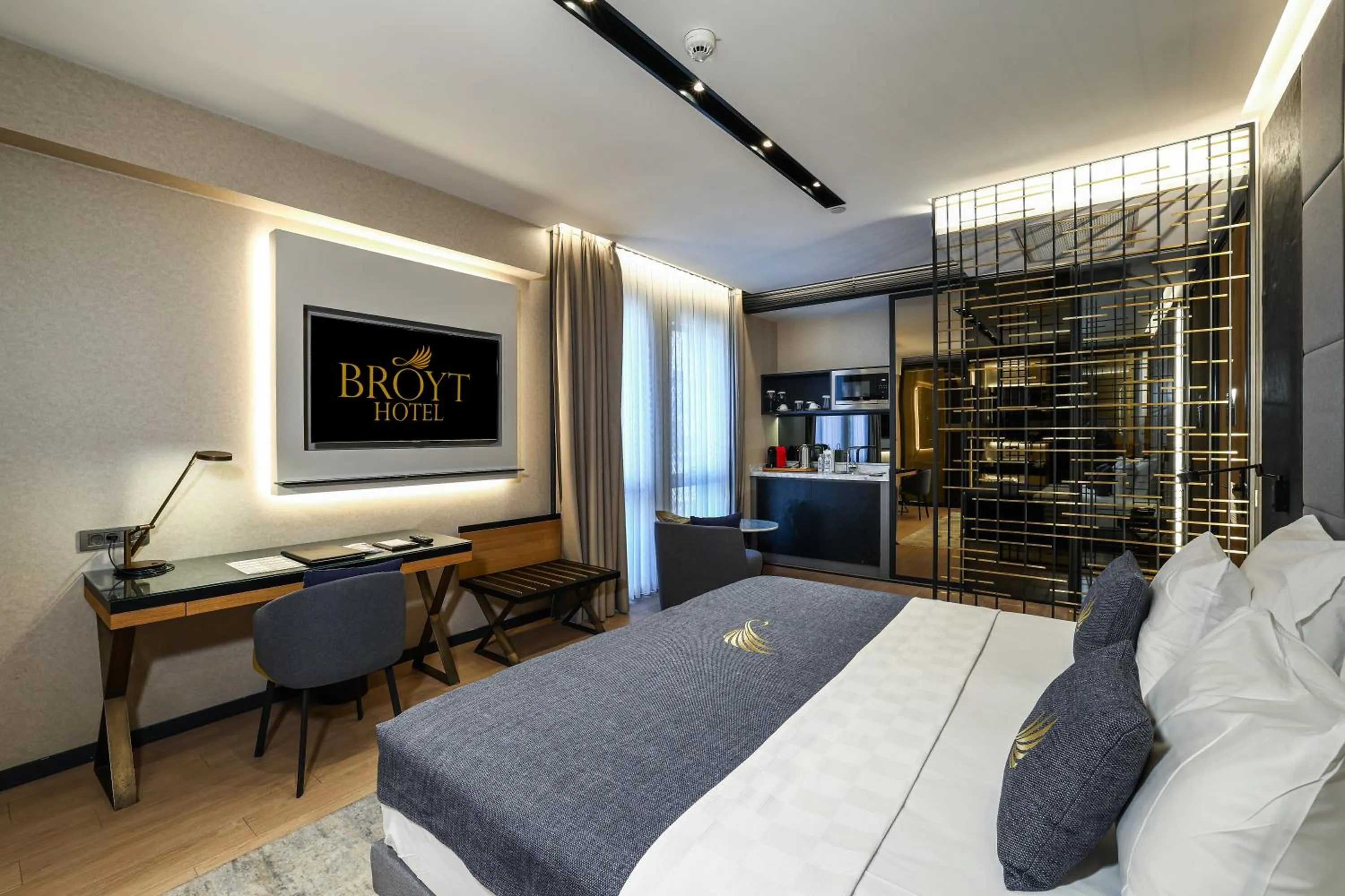 Kitchen or kitchenette, Bed in Broyt Hotel