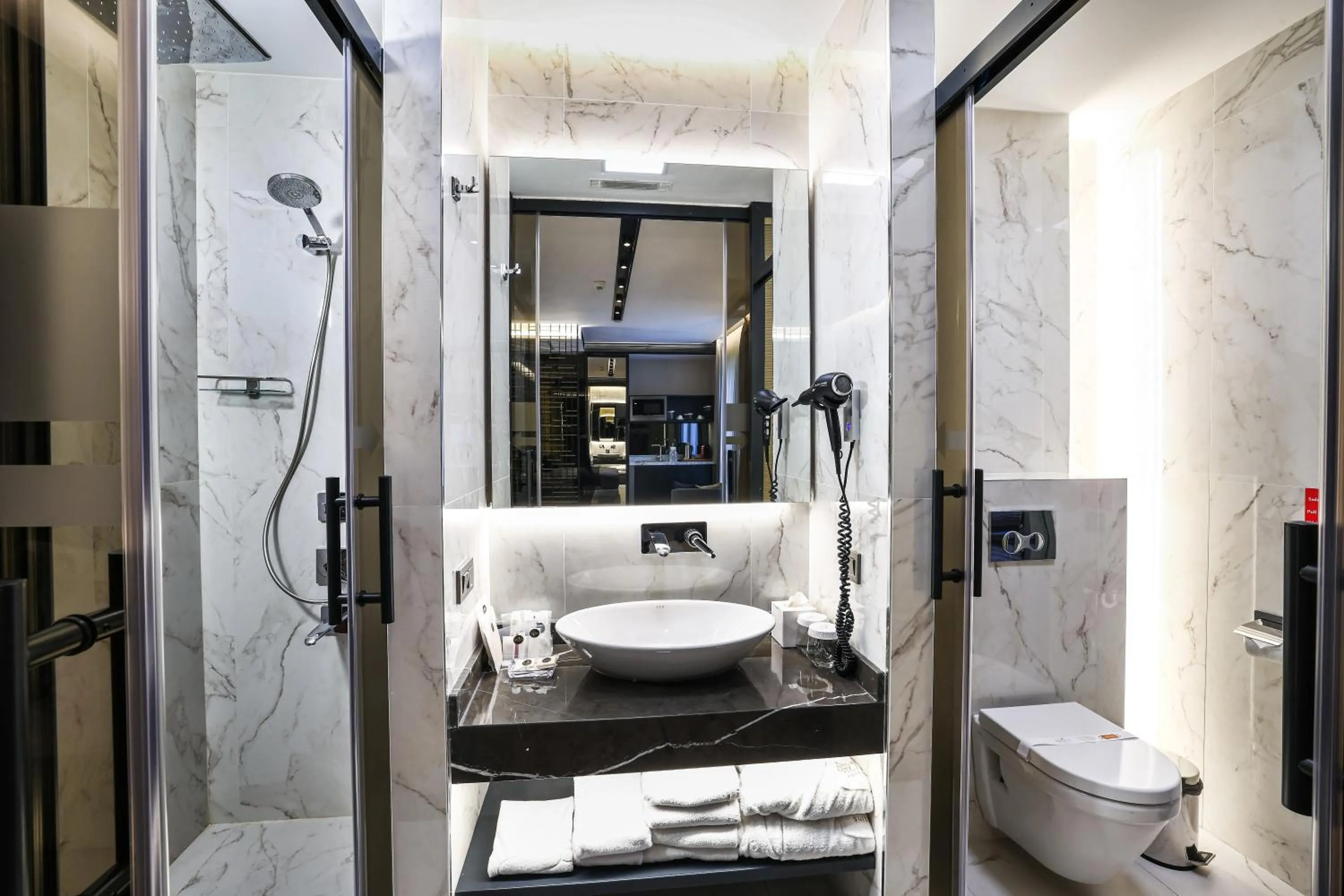 Bathroom in Broyt Hotel