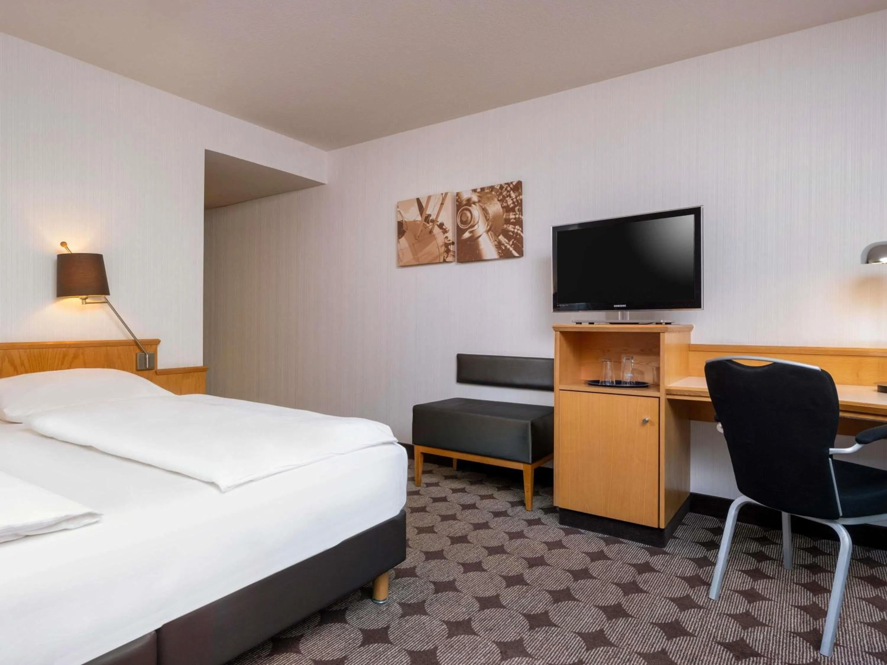 Bedroom, Bed in Mövenpick Hotel Nürnberg Airport