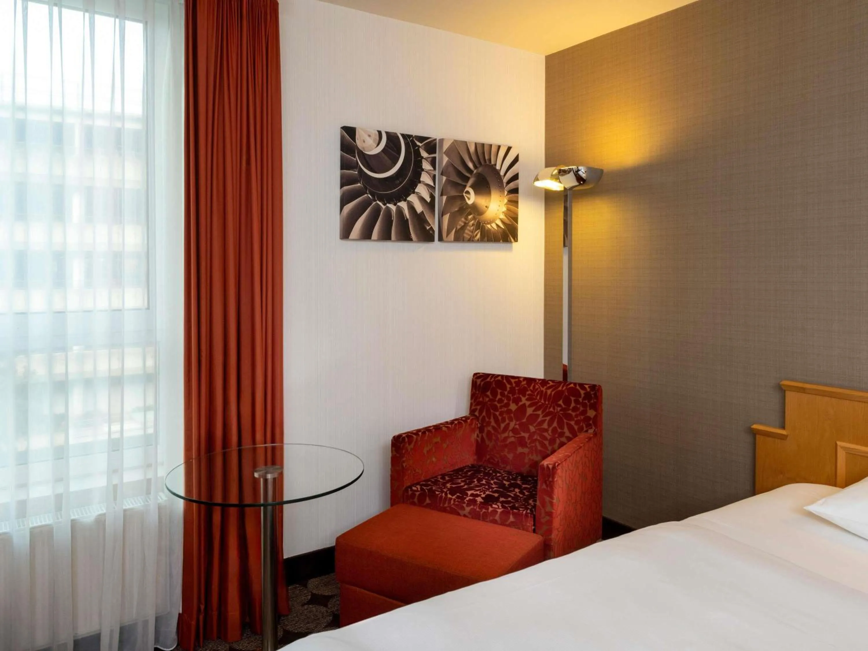 Bedroom, Bed in Mövenpick Hotel Nürnberg Airport