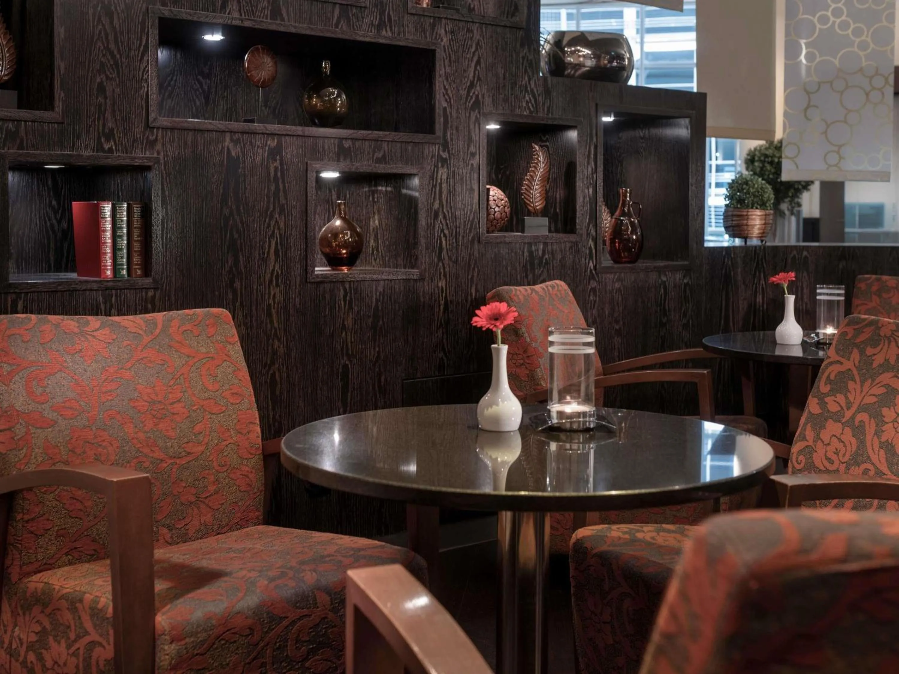 Lounge or bar in Mövenpick Hotel Nürnberg Airport