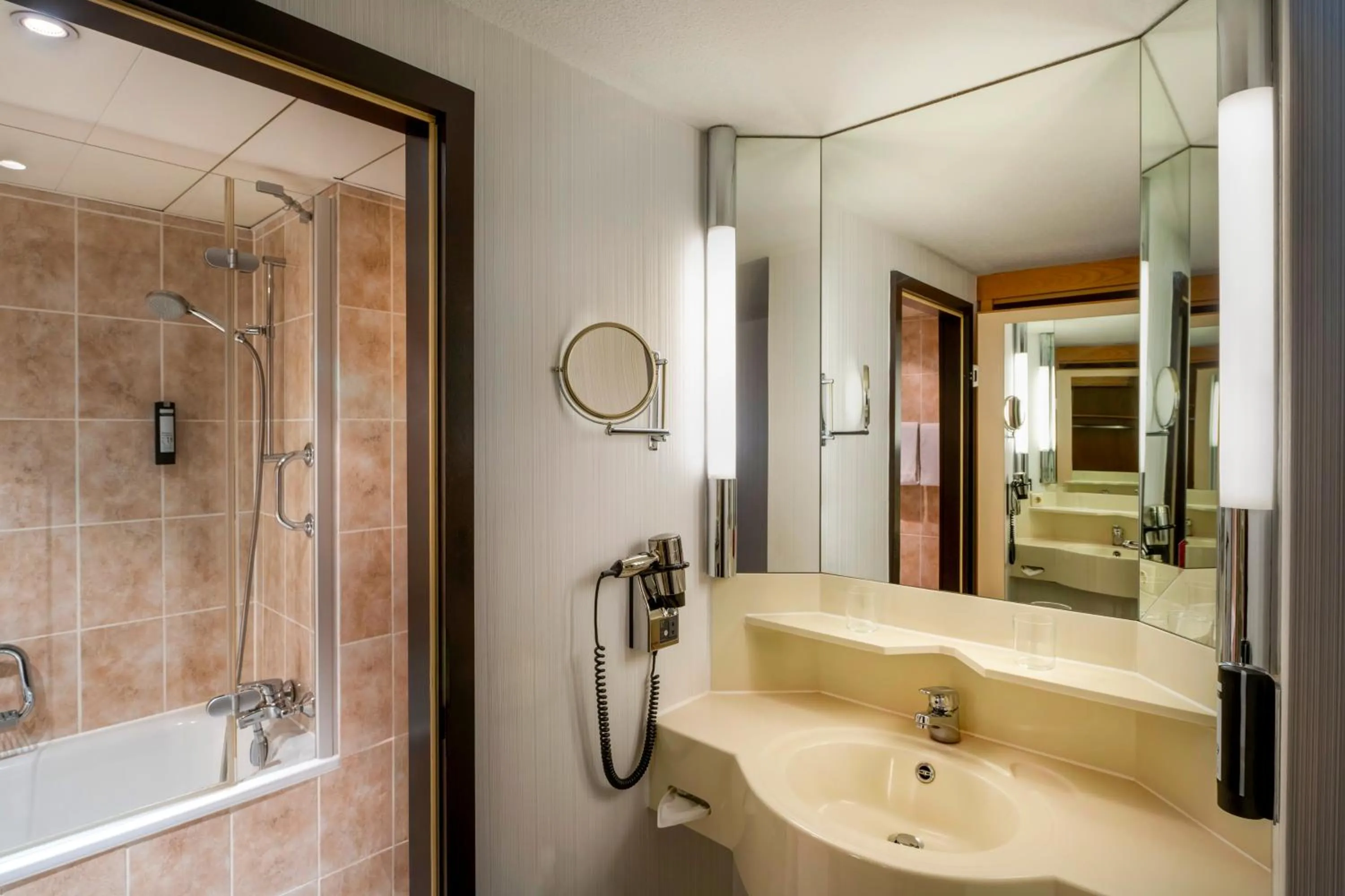 Bathroom in Mövenpick Hotel Nürnberg Airport