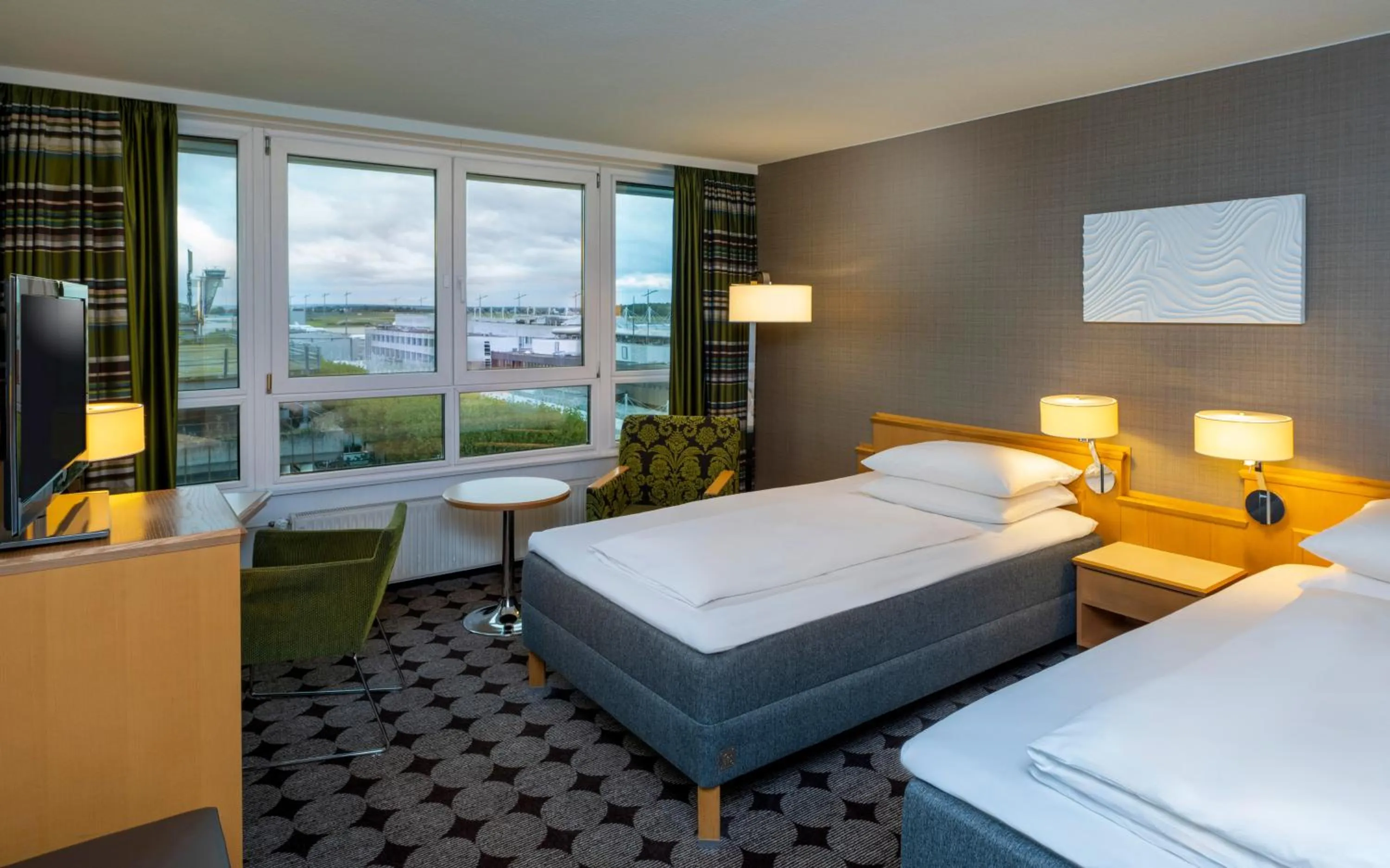 Photo of the whole room, Bed in Mövenpick Hotel Nürnberg Airport