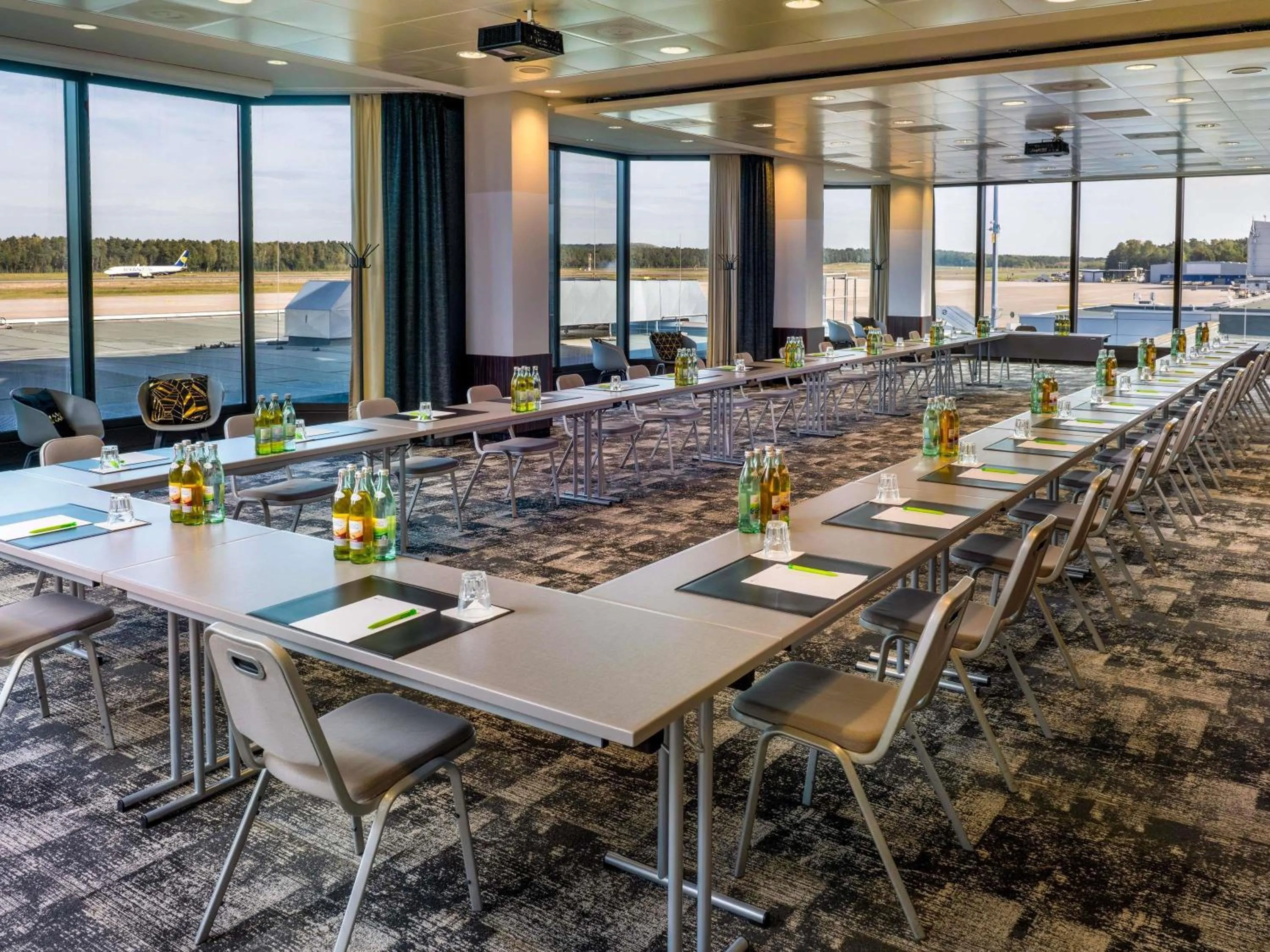Meeting/conference room in Mövenpick Hotel Nürnberg Airport
