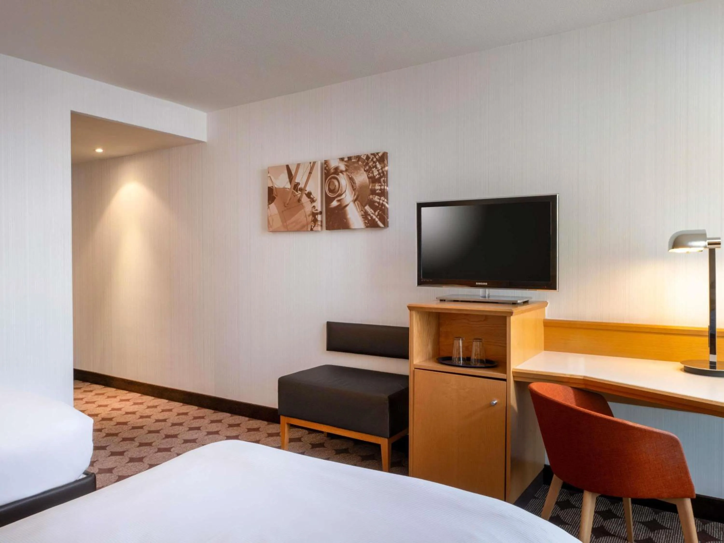 Bedroom, Bed in Mövenpick Hotel Nürnberg Airport