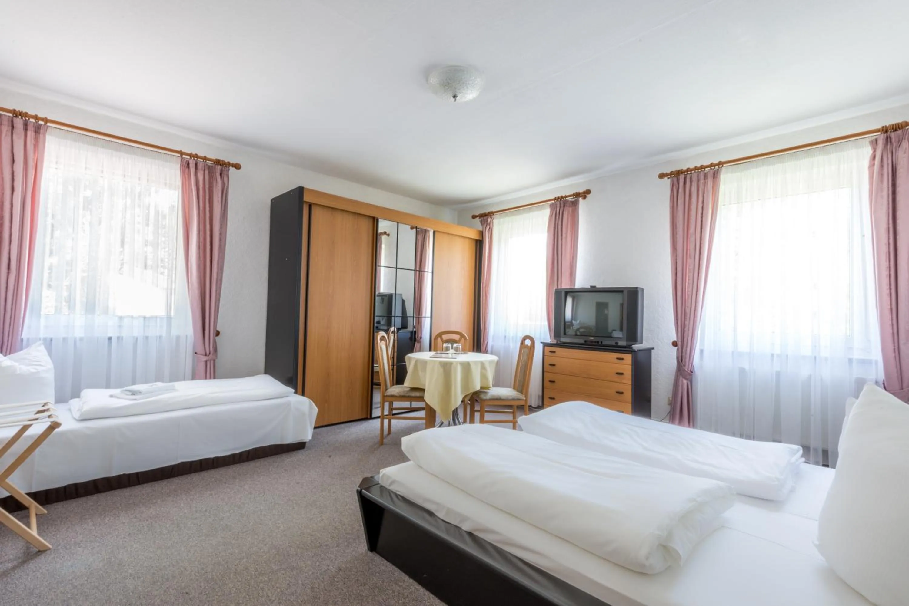 Living room, Bed in Hotel Heidenschanze