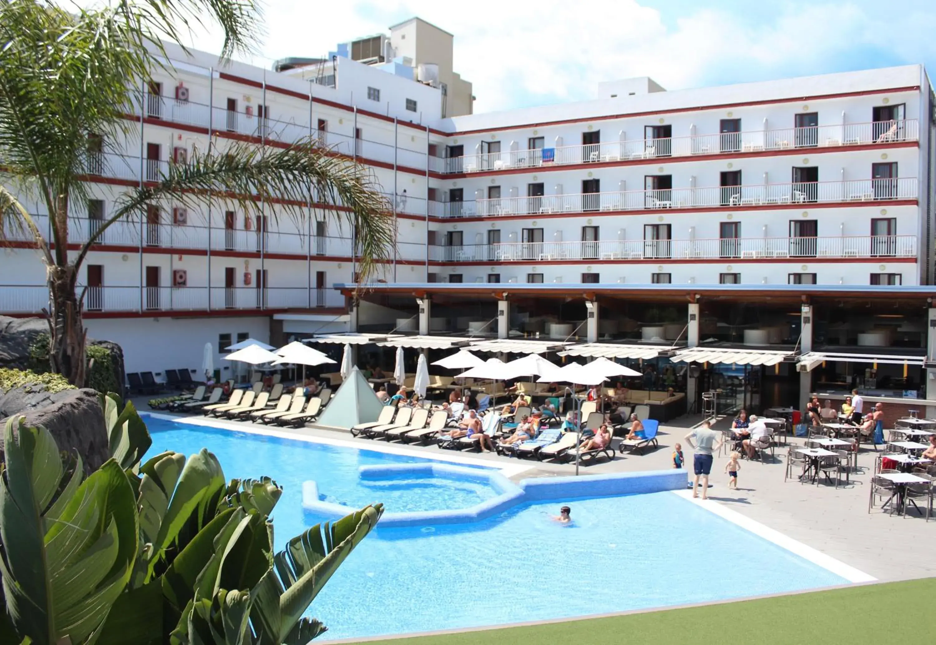 Swimming pool in Hotel Papi Blau Swimming pool in Hotel Papi Blau