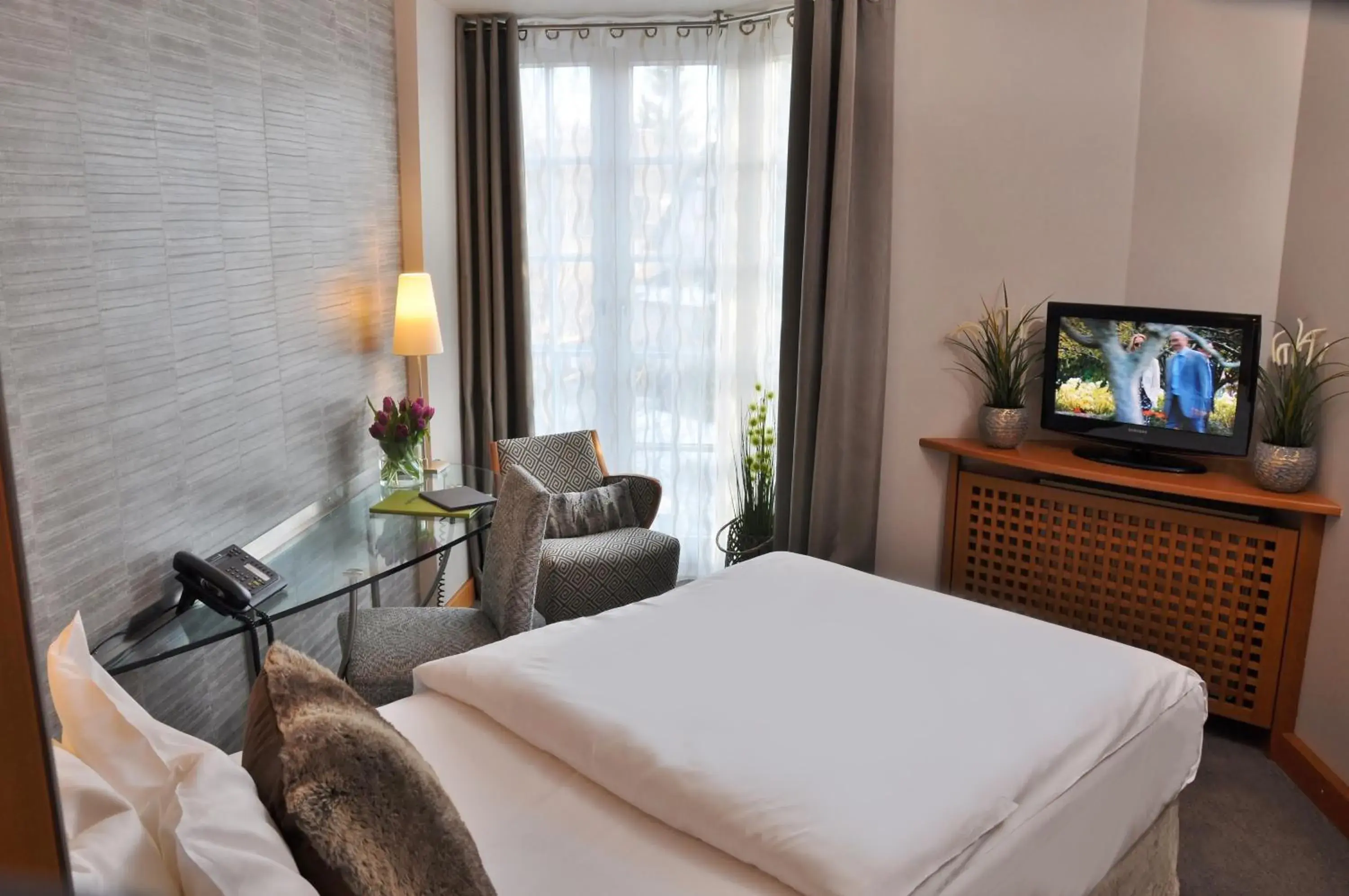 TV and multimedia, Bed in Hotel Eggers Hamburg TV and multimedia, Bed in Hotel Eggers Hamburg