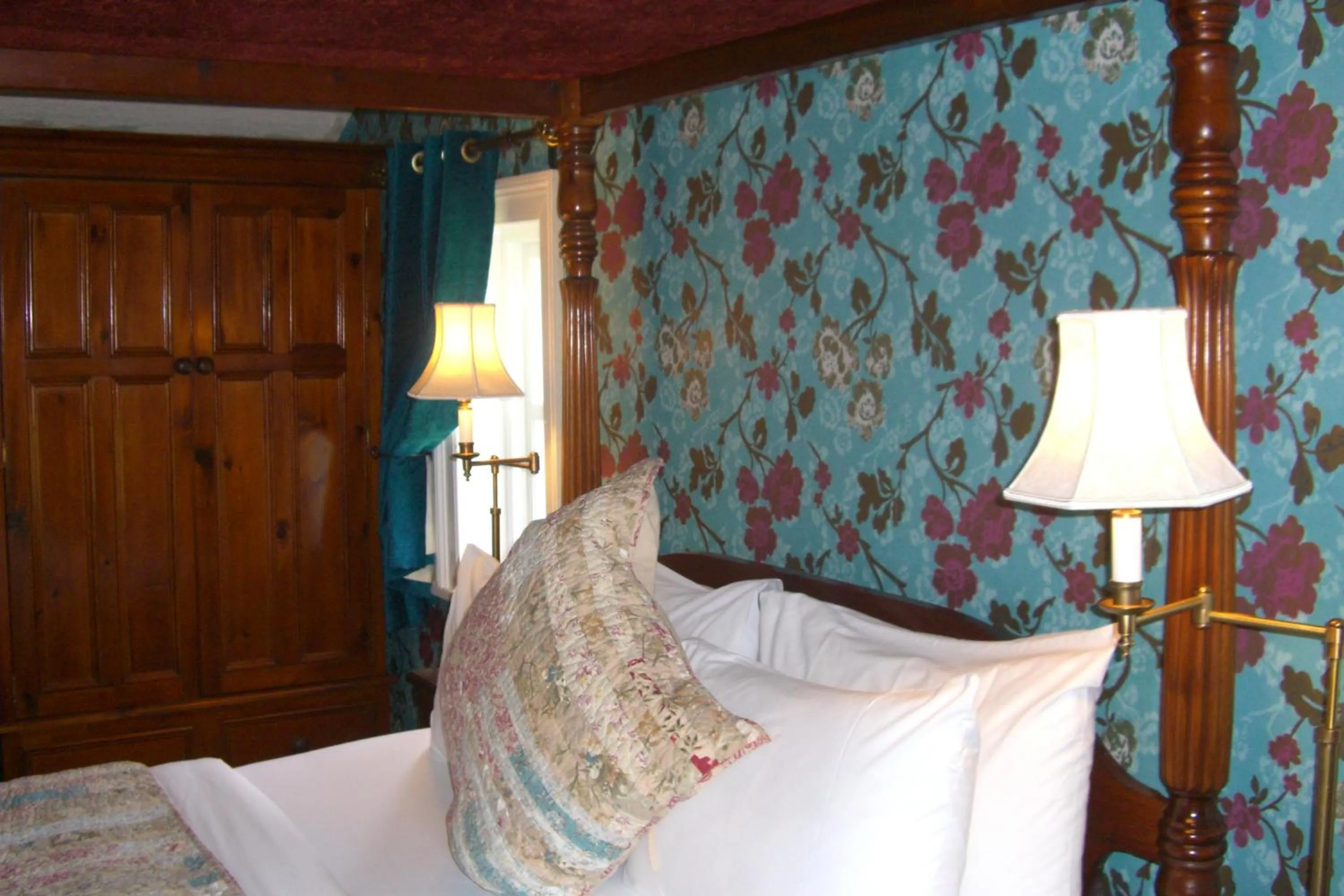 Bed in Ash Farm Country House