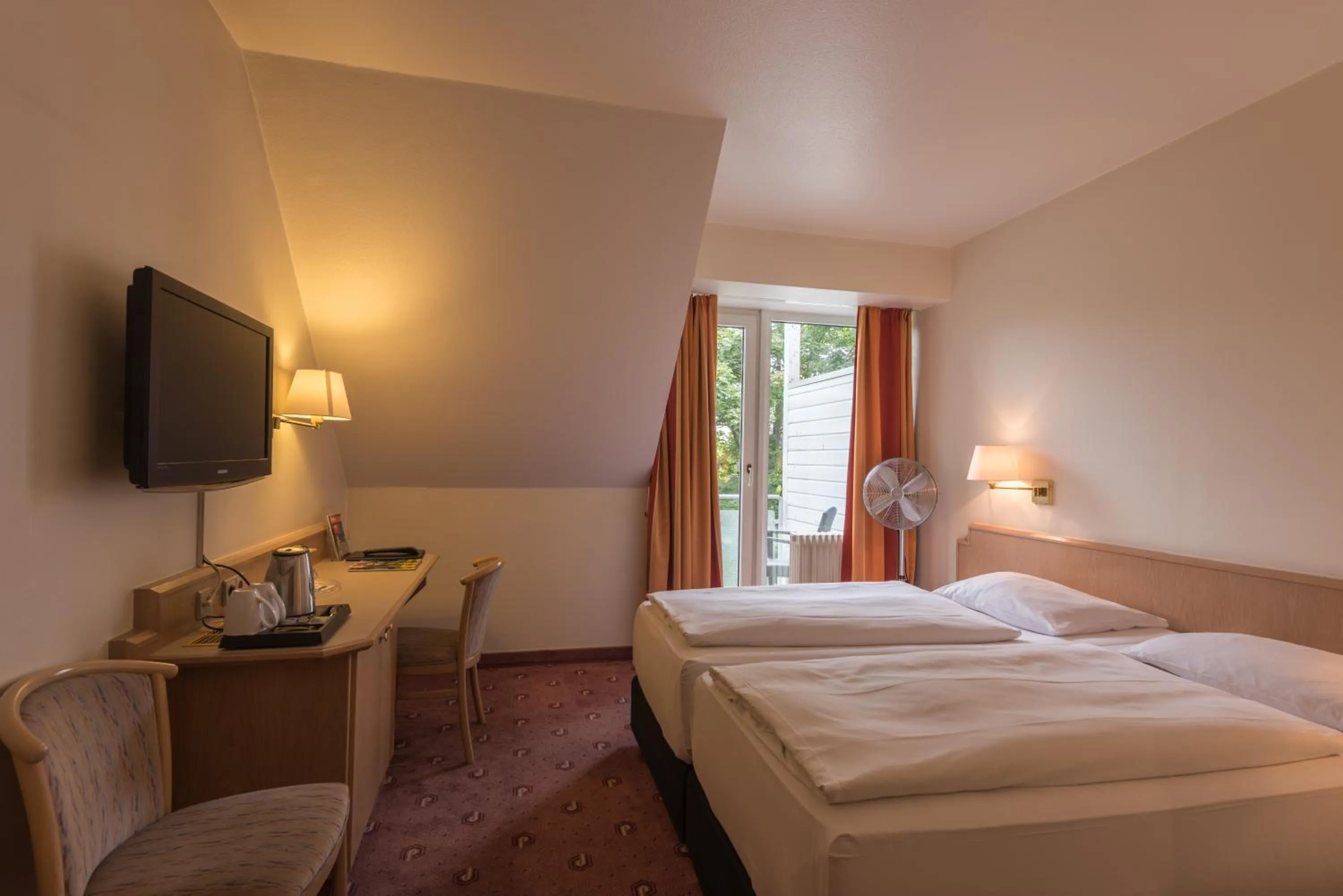Photo of the whole room, Bed in Parkhotel Frankfurt Airport