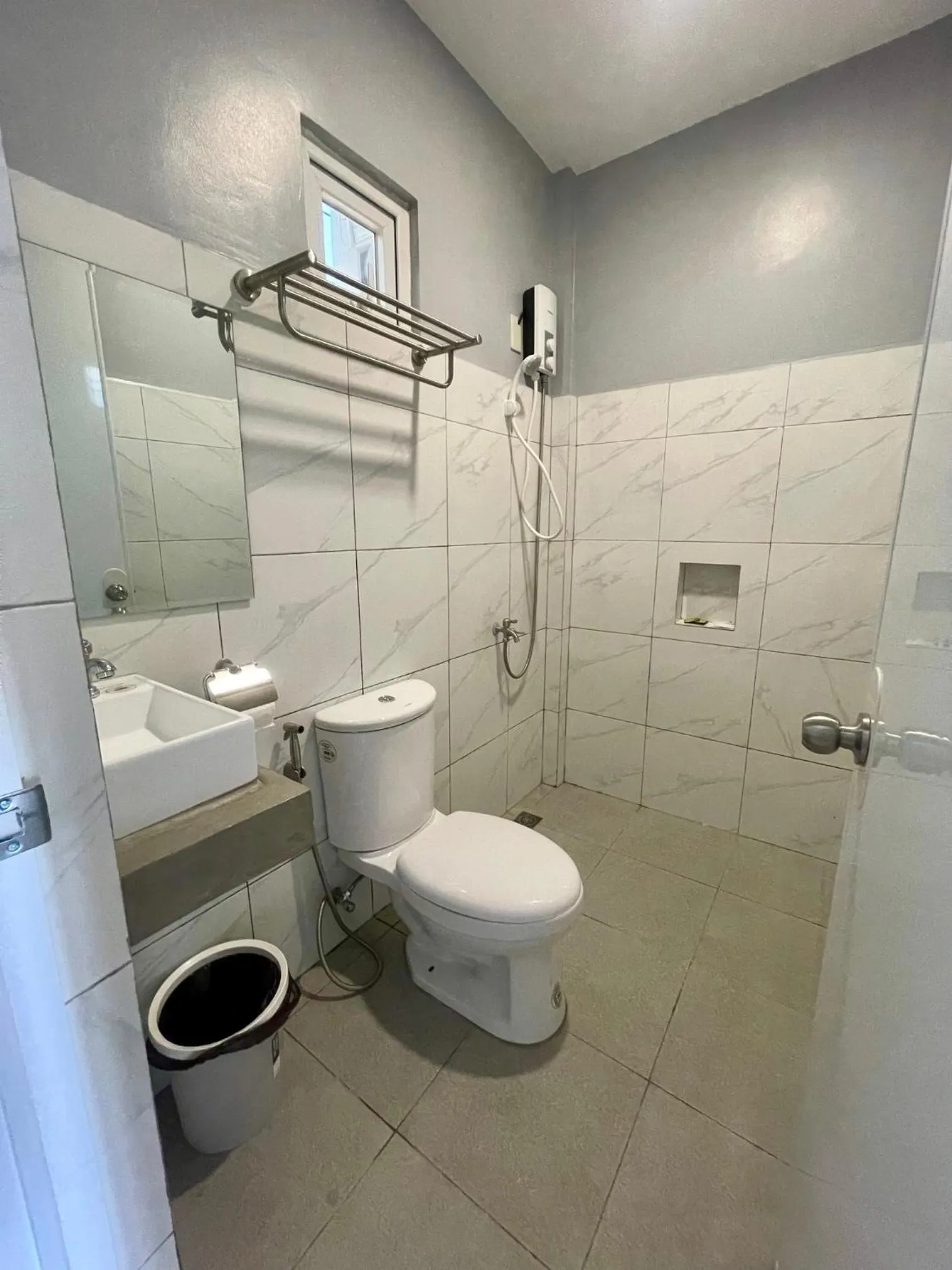 Shower in GOLDEN SUNSET INN