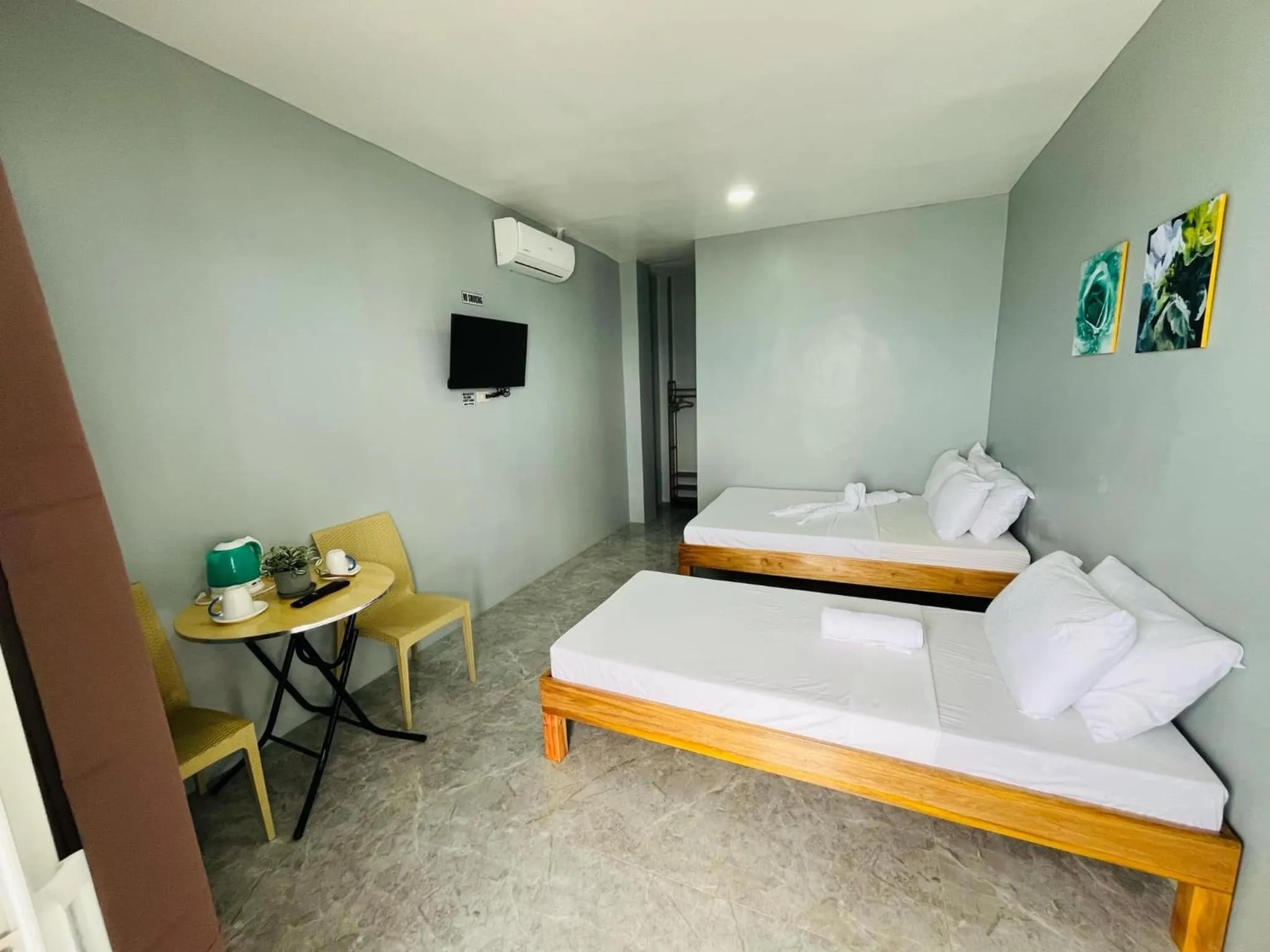 Bed in GOLDEN SUNSET INN