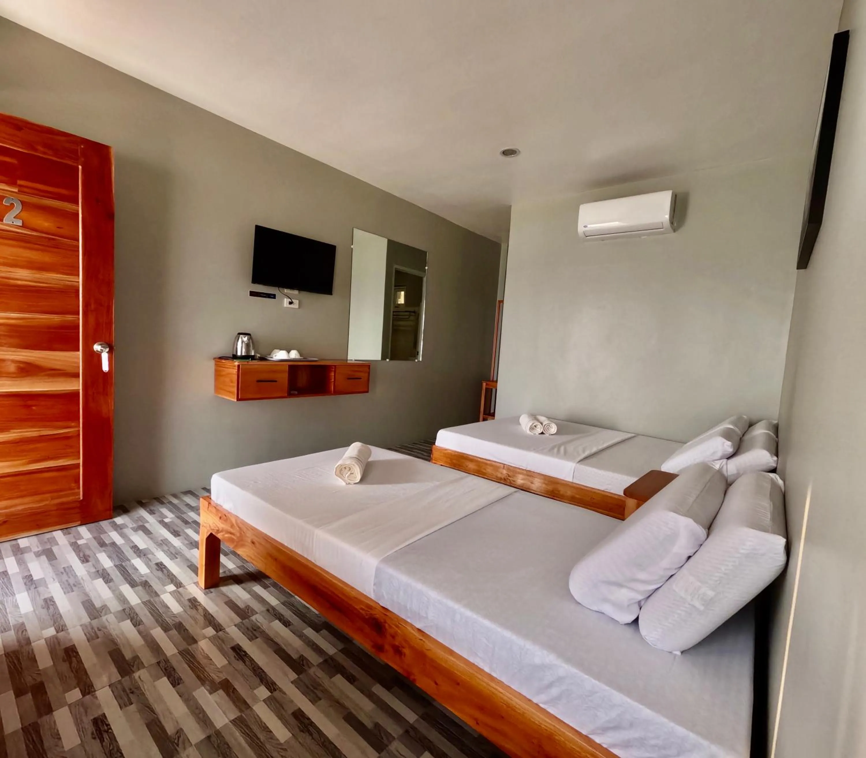 Bed in GOLDEN SUNSET INN