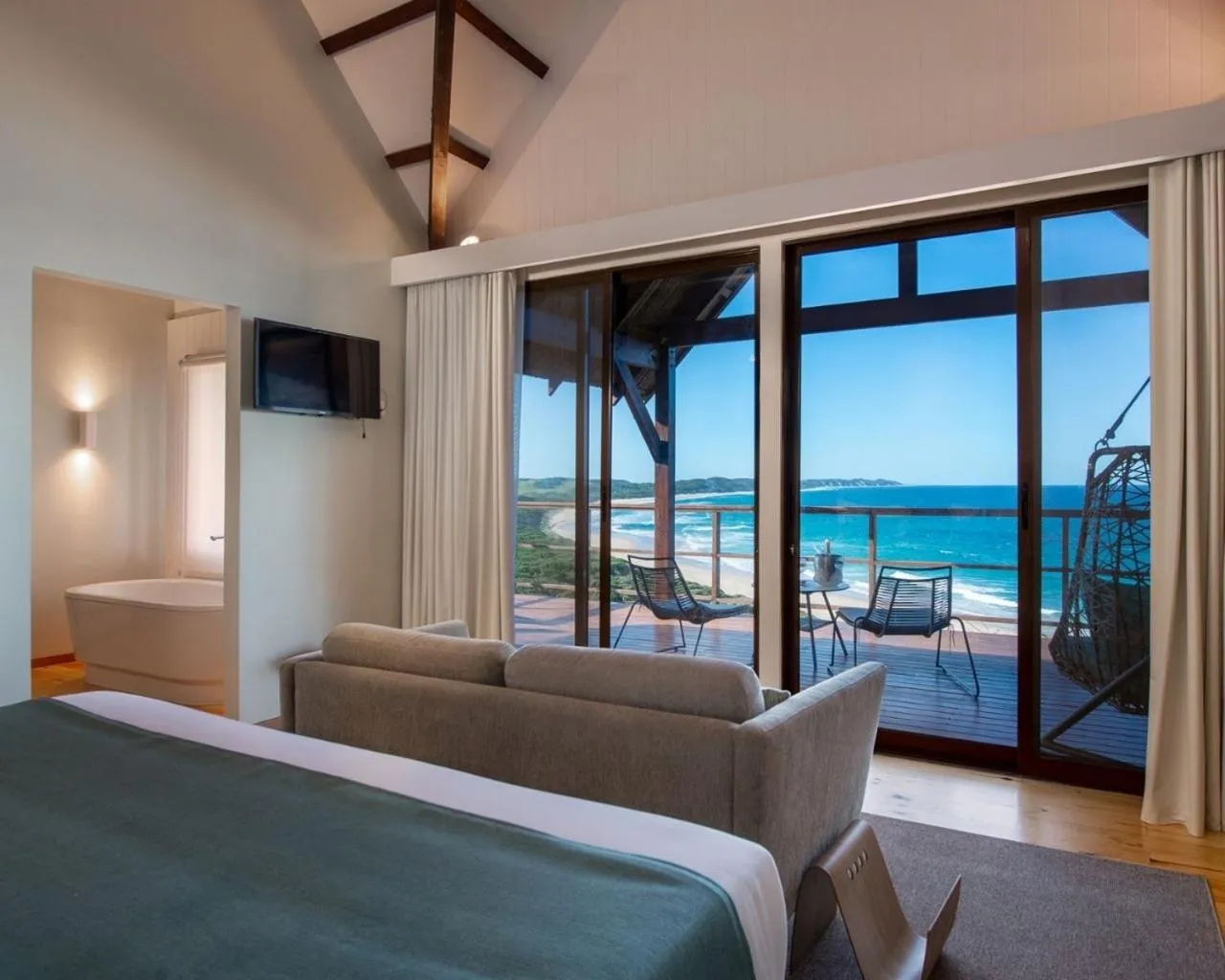 Bed in Montebelo Milibangalala Bay Resort