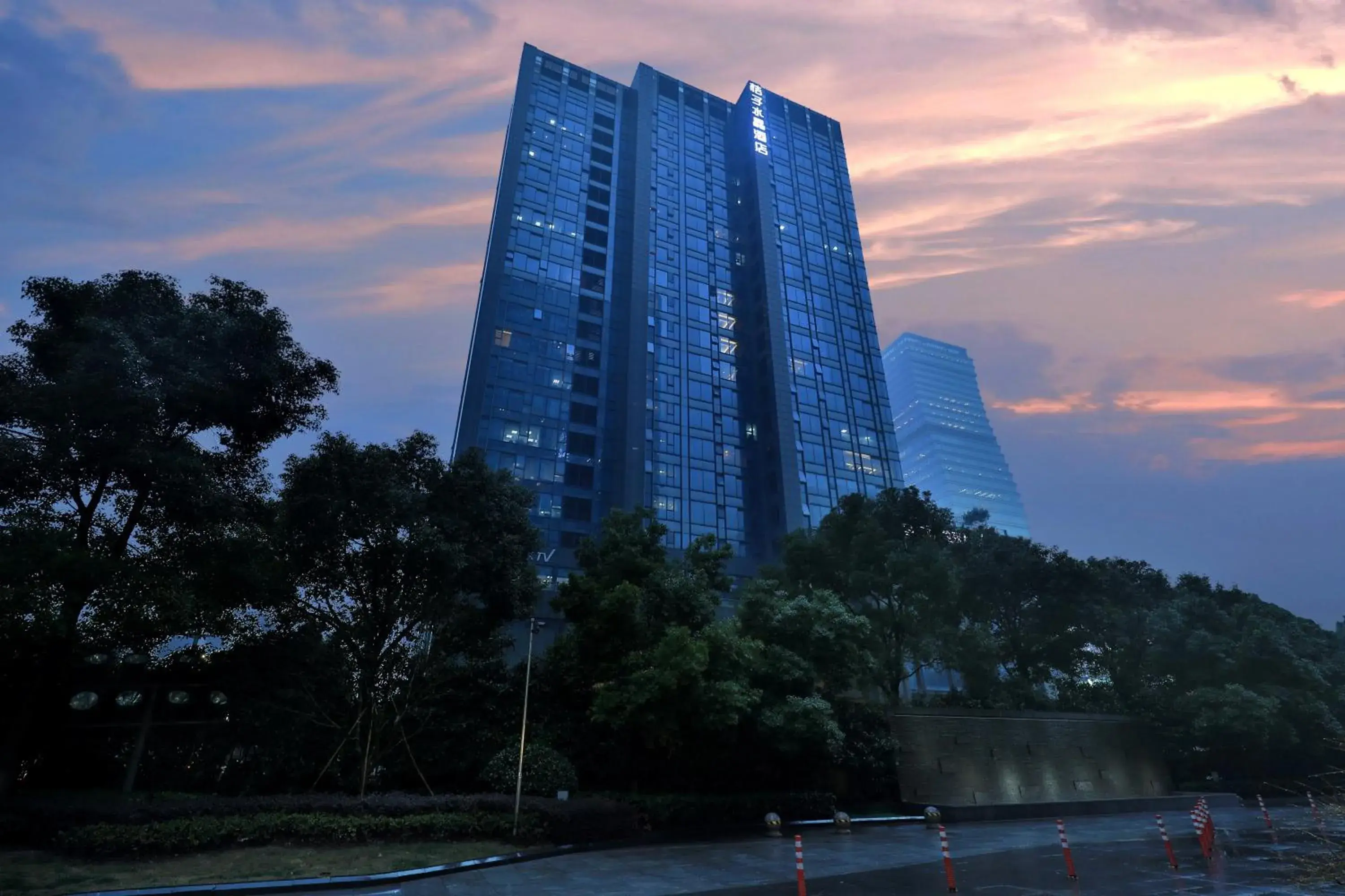 Property building in Crystal Orange Hotel (Hangzhou Binjiang Star Avenue) Property building in Crystal Orange Hotel (Hangzhou Binjiang Star Avenue)