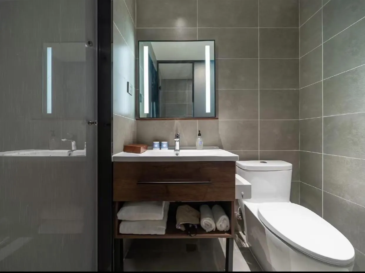 Shower in Hanting Hotel(Shanghai Lujiazui Minsheng Road Subway Station)