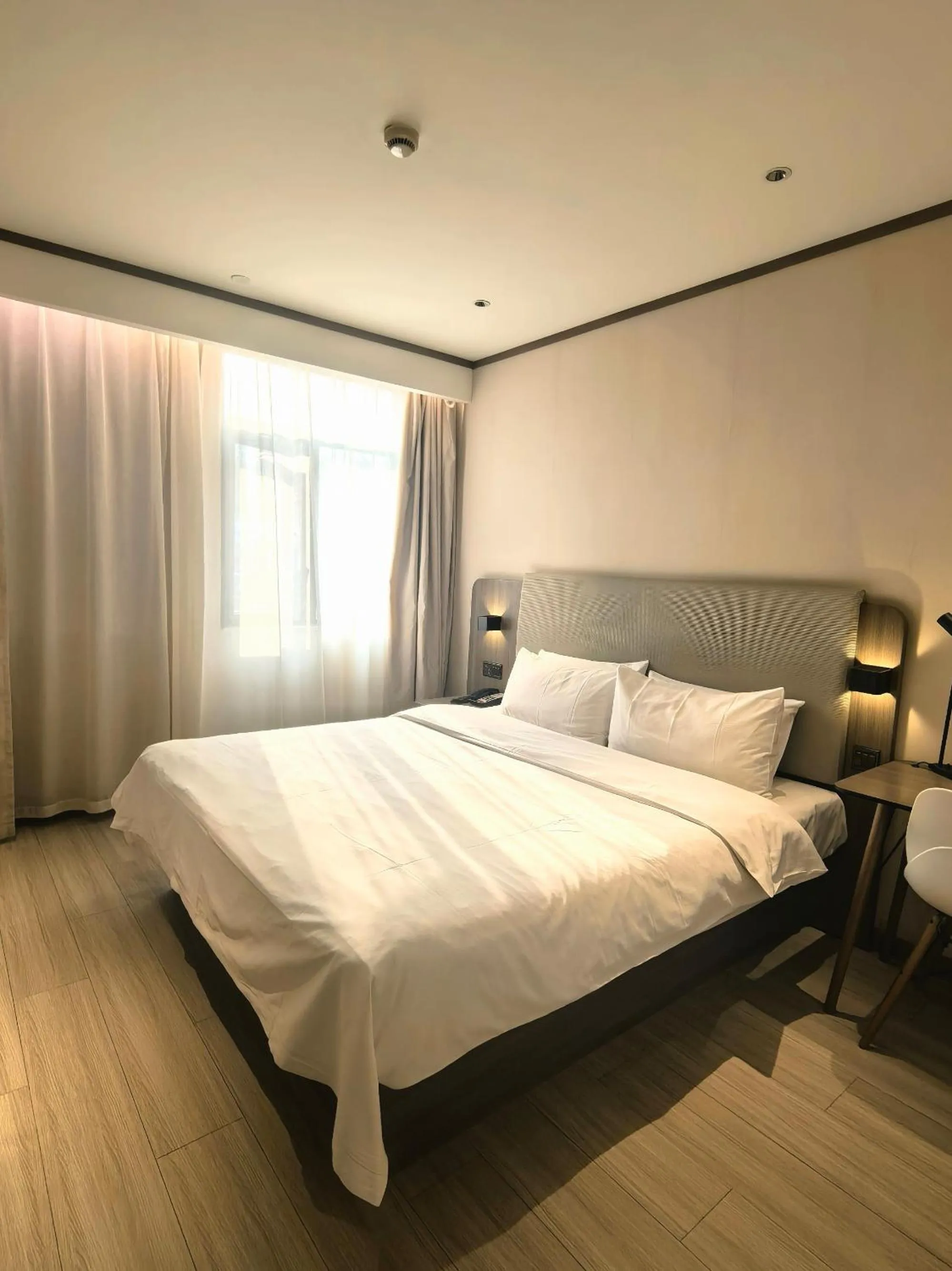 Bed in Hanting Hotel(Shanghai Lujiazui Minsheng Road Subway Station)